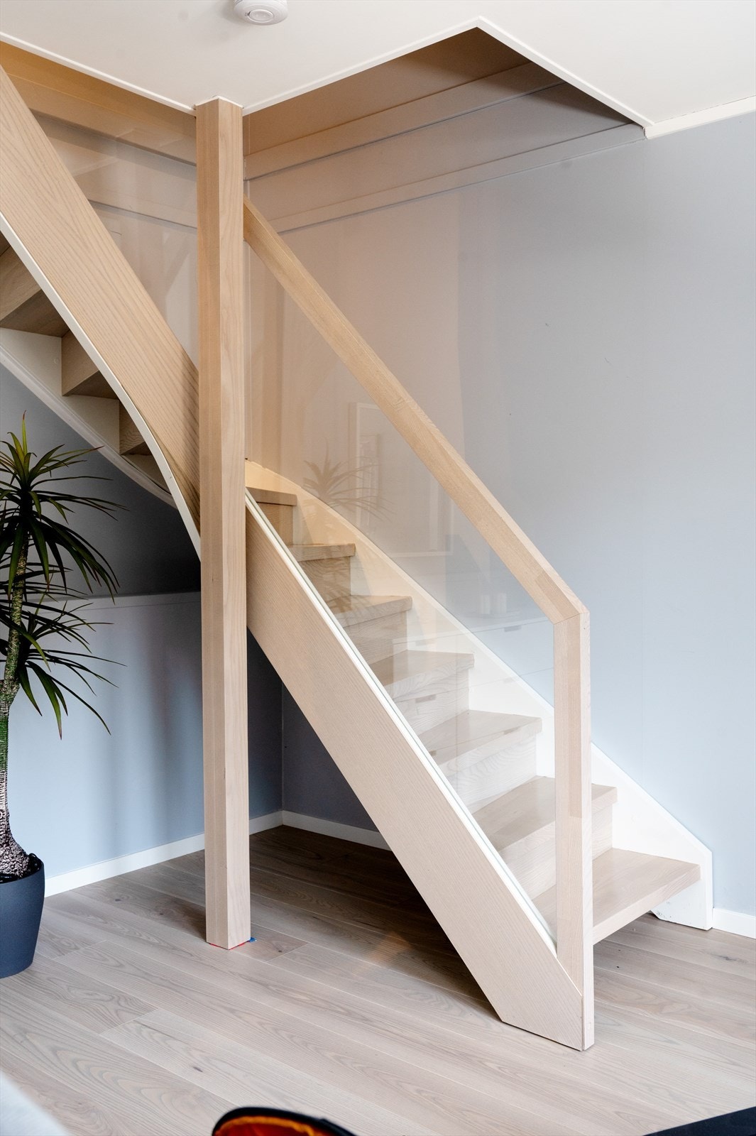 Trapp med moderne design og glassrekkverk gir et stilfullt preg. Galleribilde