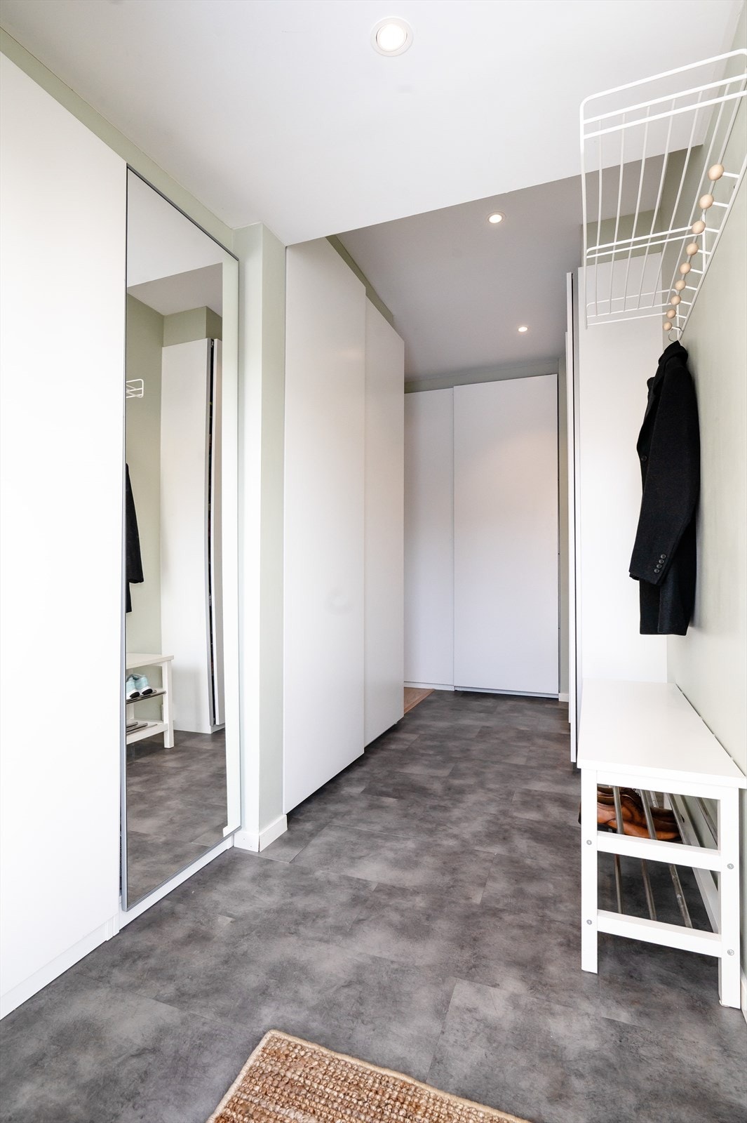 Entrée er utvidet av selger for å få plass til flere garderober. Dette gir meget gode oppbevaringsmuligheter med effektiv utnyttelse av arealet. Løsningen passer godt både for barnefamilier og for dem som generelt har behov for ekstra lagringsplass. Galleribilde