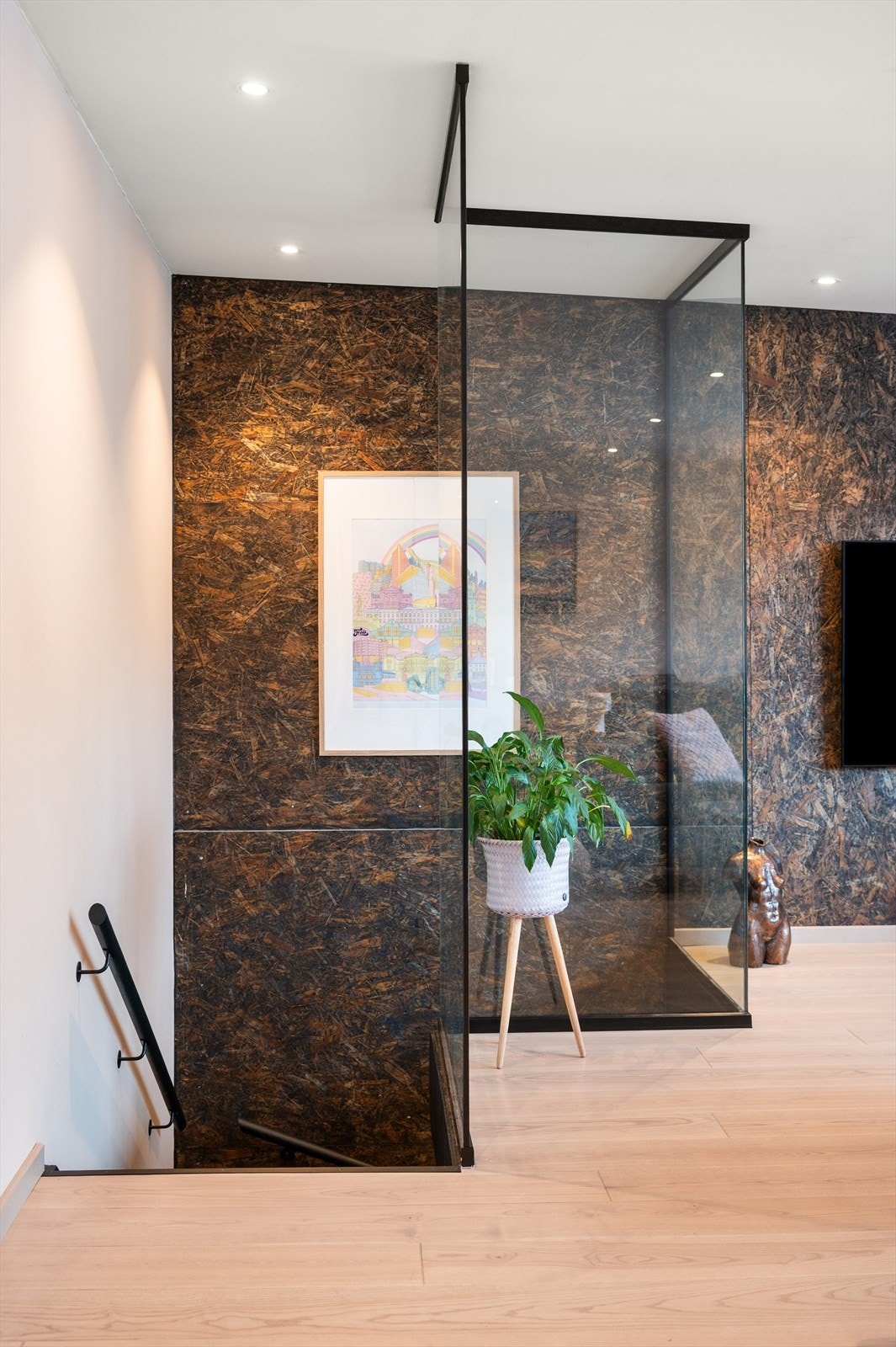 Glassvegger og innfelt belysning i himlingen gir et moderne uttrykk i stuen. Galleribilde