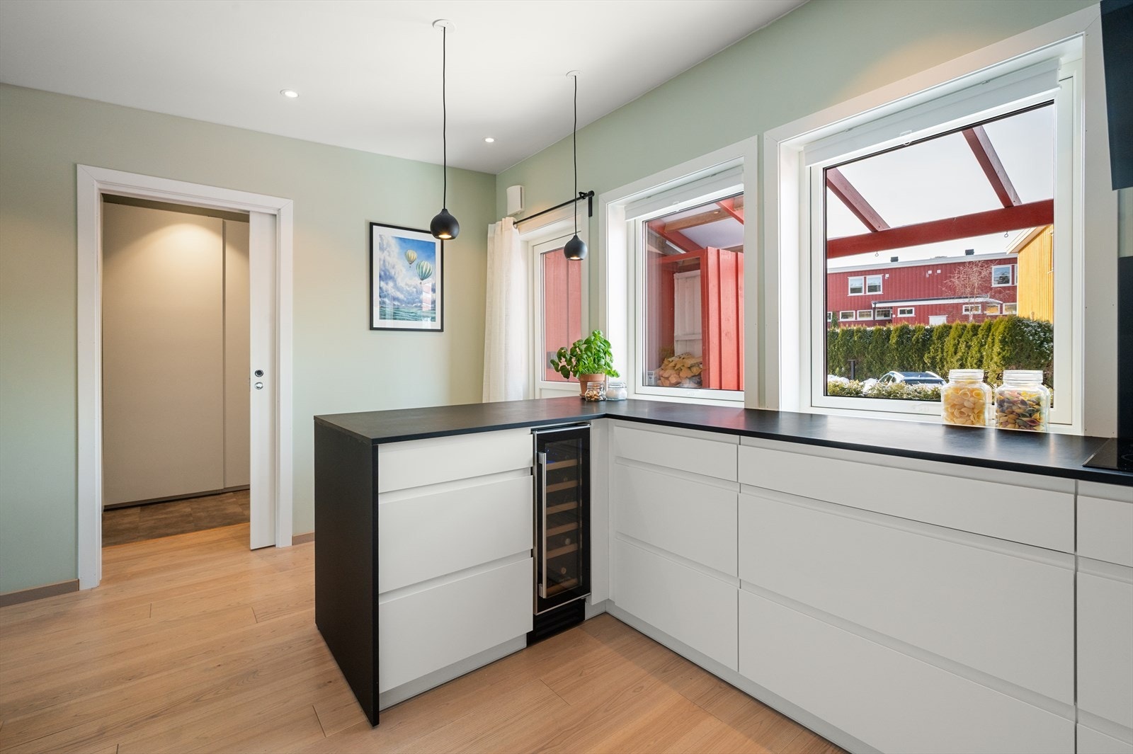 Med handelen følger platetopp, stekeovn, kombiovn, vinskap, oppvaskmaskin og kjøleskap. Galleribilde