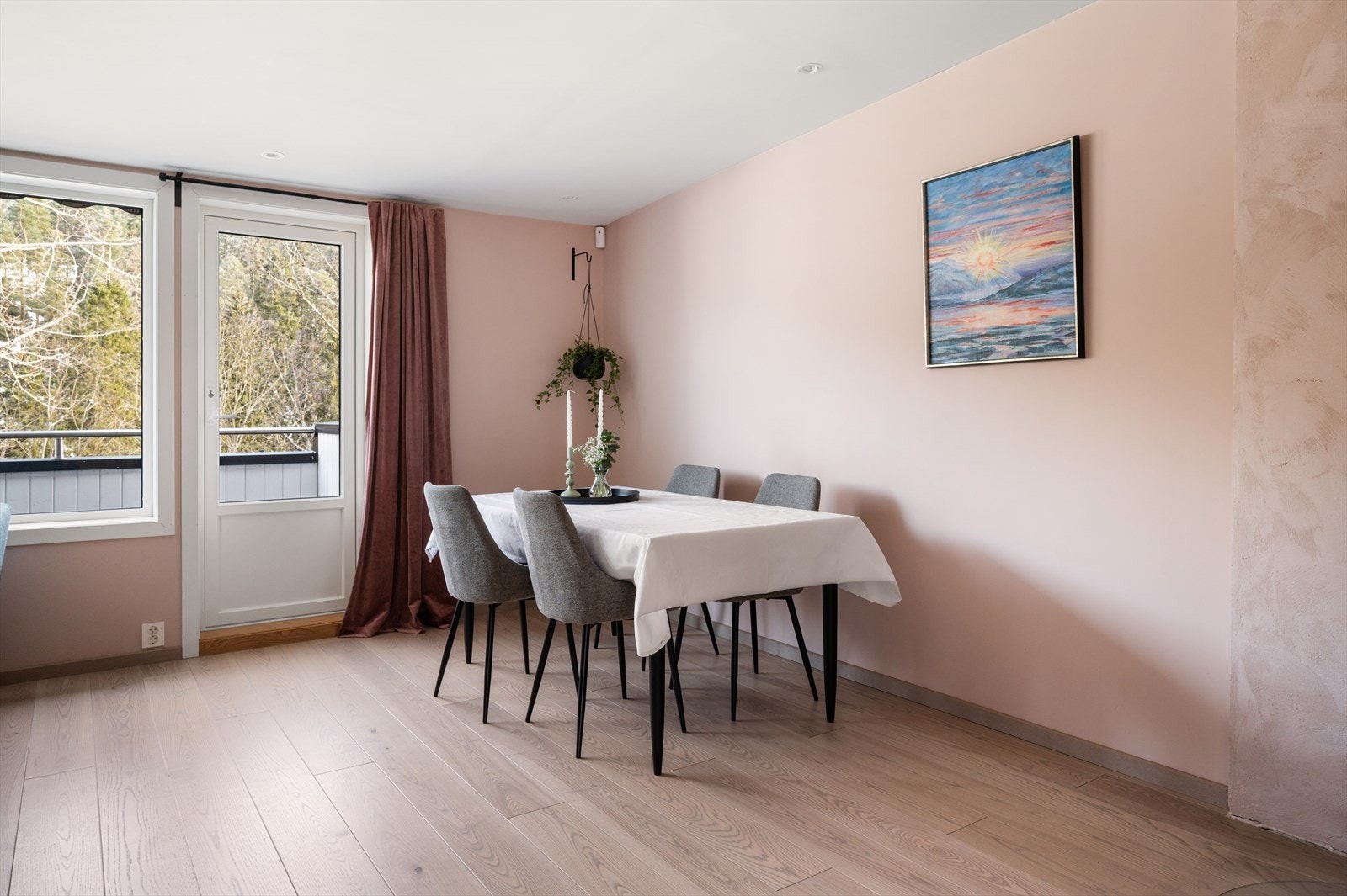 Store vindusflater og balkongdøren slipper inn rikelig med naturlig lys og gir stuen en lys og luftig atmosfære. Galleribilde