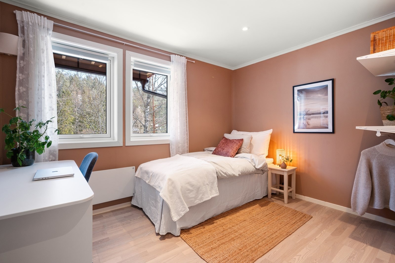 Etasjeplanet har to gode soverom med fine innredningsmuligheter. Galleribilde