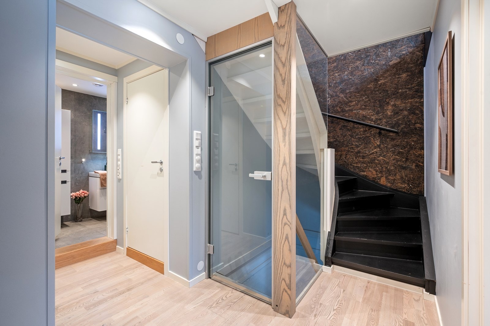 Trapp i trekonstruksjon gir enkel tilgang til mellometasjen. Galleribilde