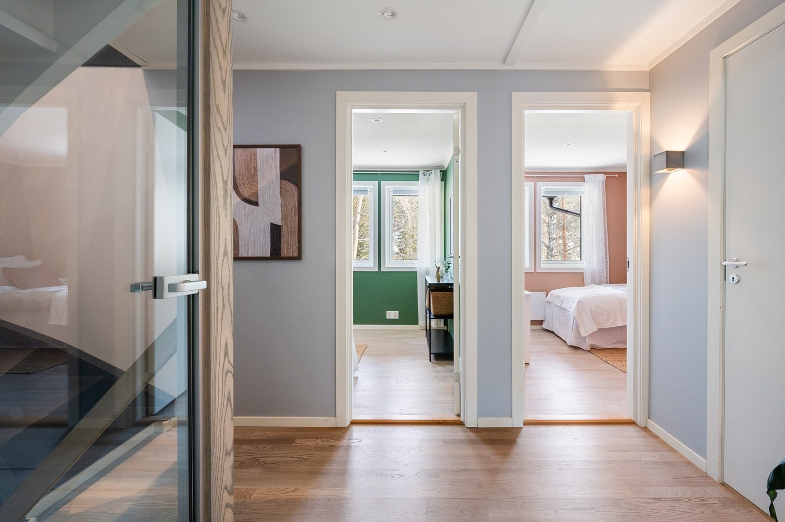 I mellometasjen er boligens to soverom og to baderom samlet på ett plan, sammen med et omkledningsrom og en innvendig bod som sørger for svært gode lagringsmuligheter. Galleribilde