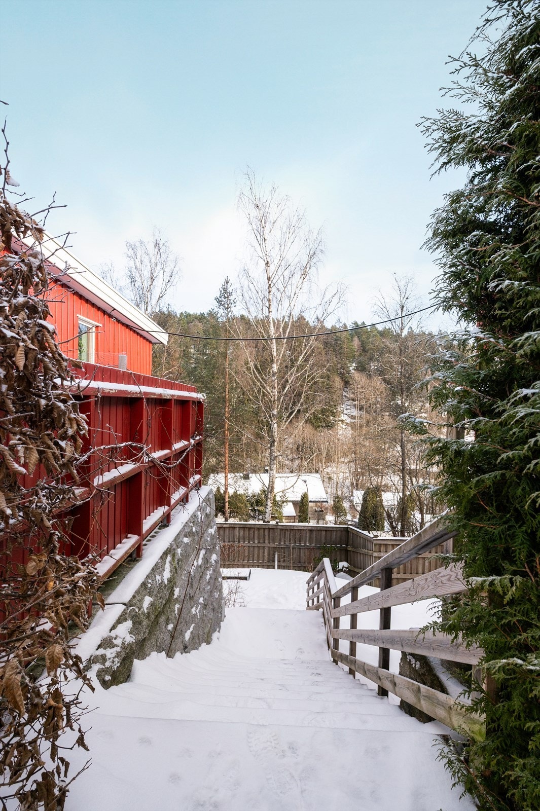 Adkomst til nedsiden av eiendommen via felles trapp. Galleribilde