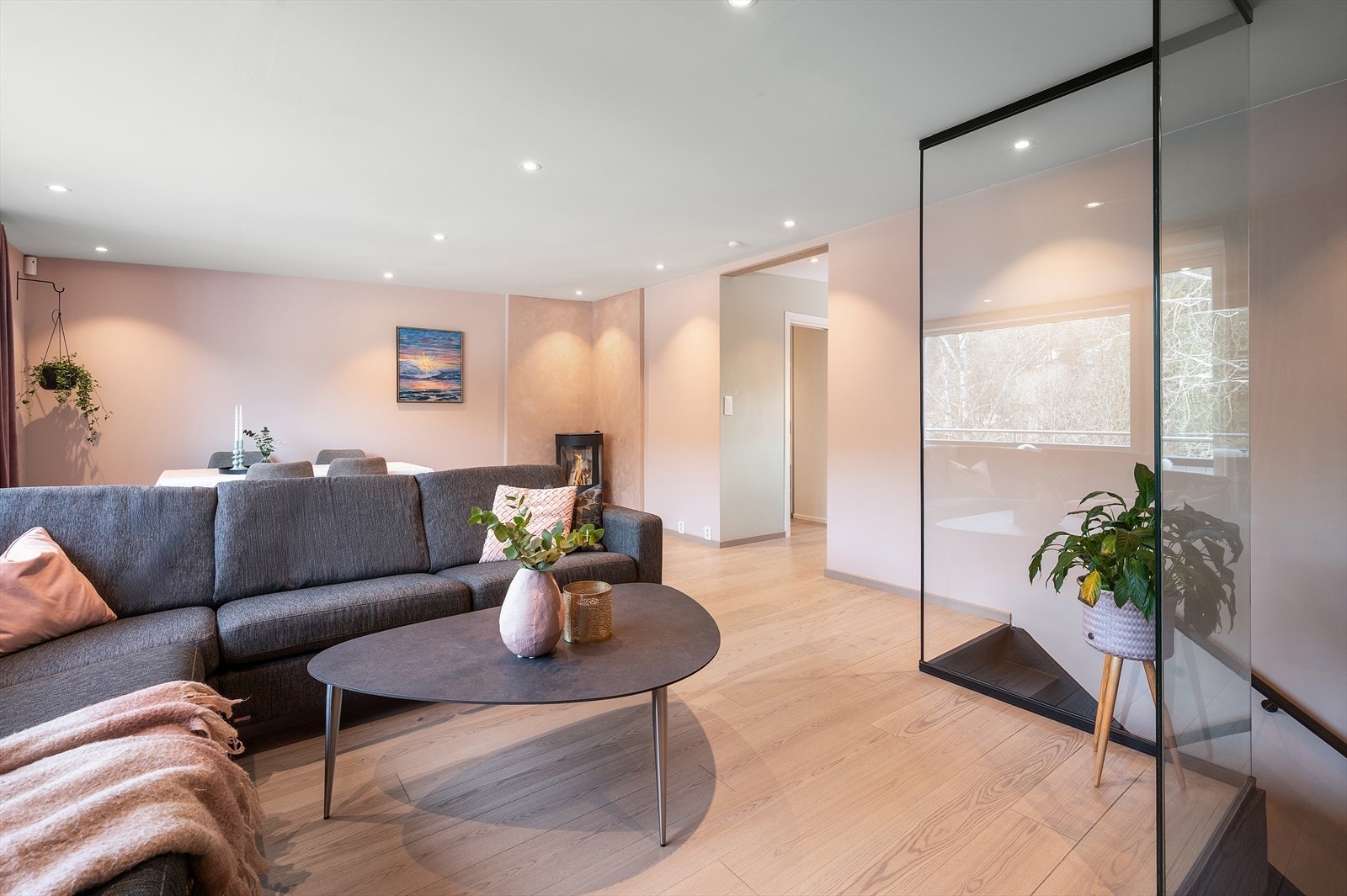 Boligen er originalt byggemeldt med 3 soverom. Dersom ønskelig kan dette enkelt tilbakestilles i stuen i 1.etasje. Galleribilde