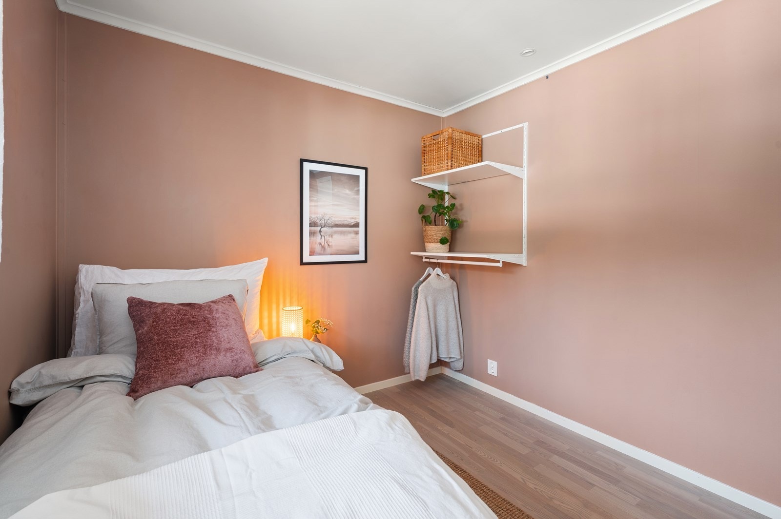 Begge soverommene ligger svalt og behagelig til mot øst, noe som gir en rolig start på dagen og et kjølig og komfortabelt sovemiljø hele året. Galleribilde