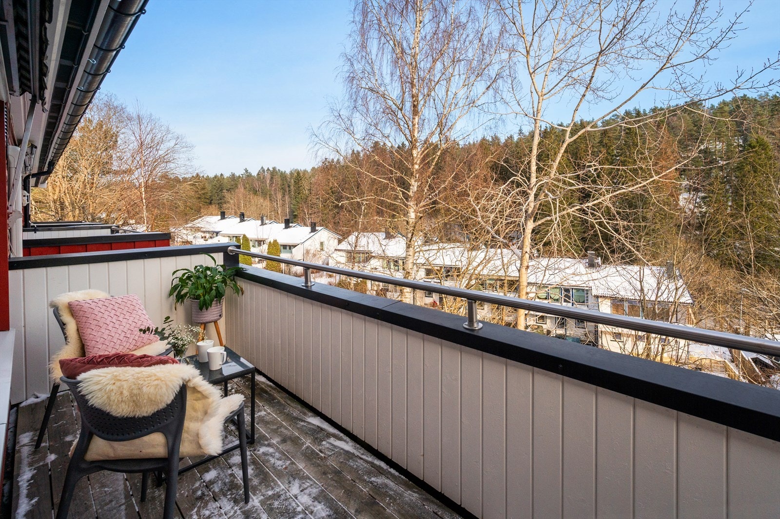 Fra stuen er det utgang til en østvendt balkong, målt til ca. 6 m². Her er det fin plass til et lite bord og stoler, ideelt for avslapning. Galleribilde
