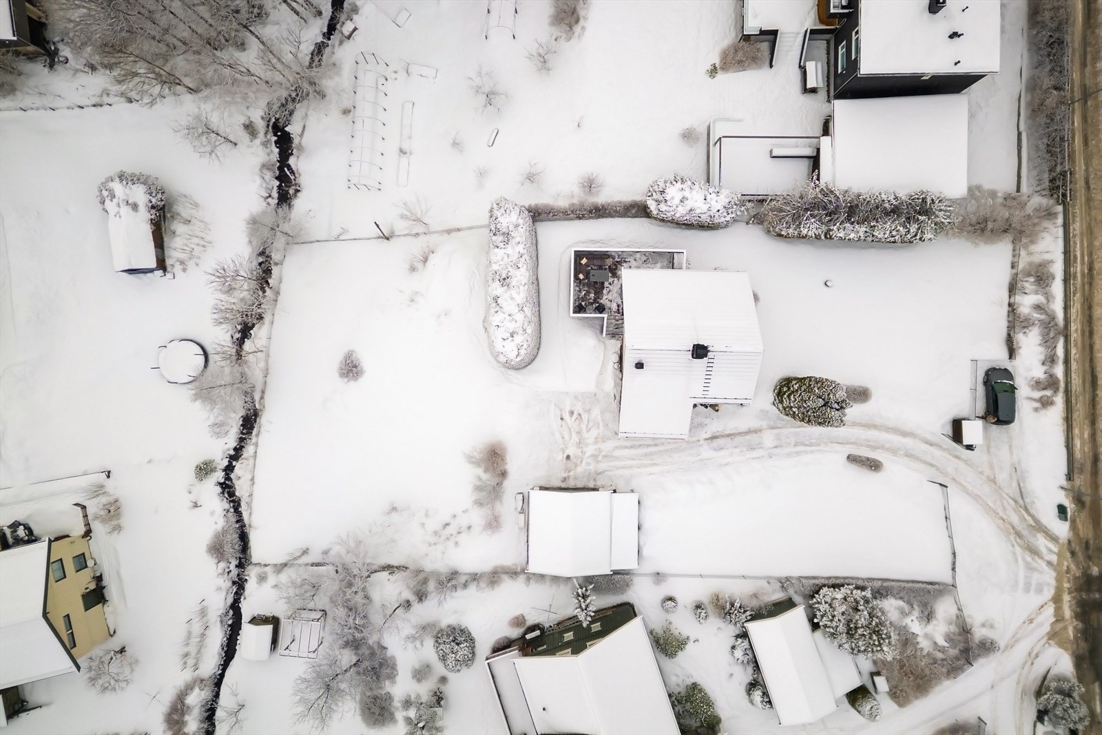Eiendommen sett ovenifra. Foto fra Zovenfra Galleribilde