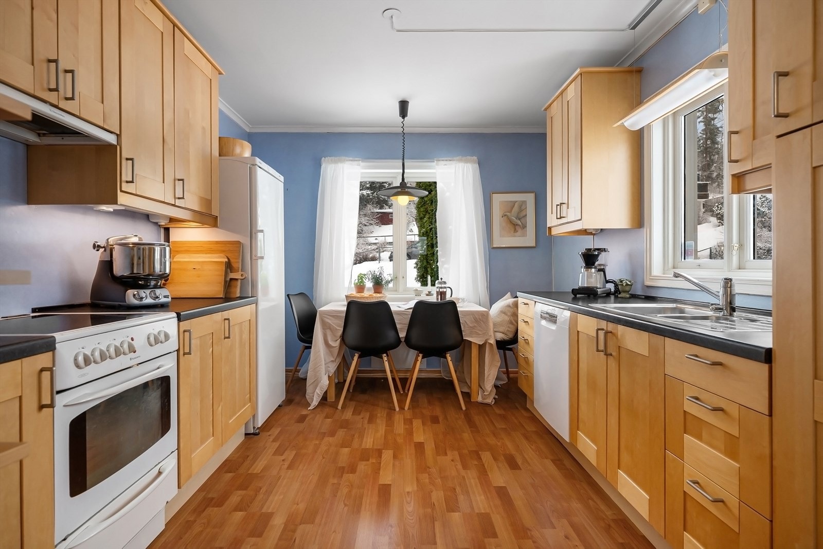 Kjøkken med spiseplass Galleribilde