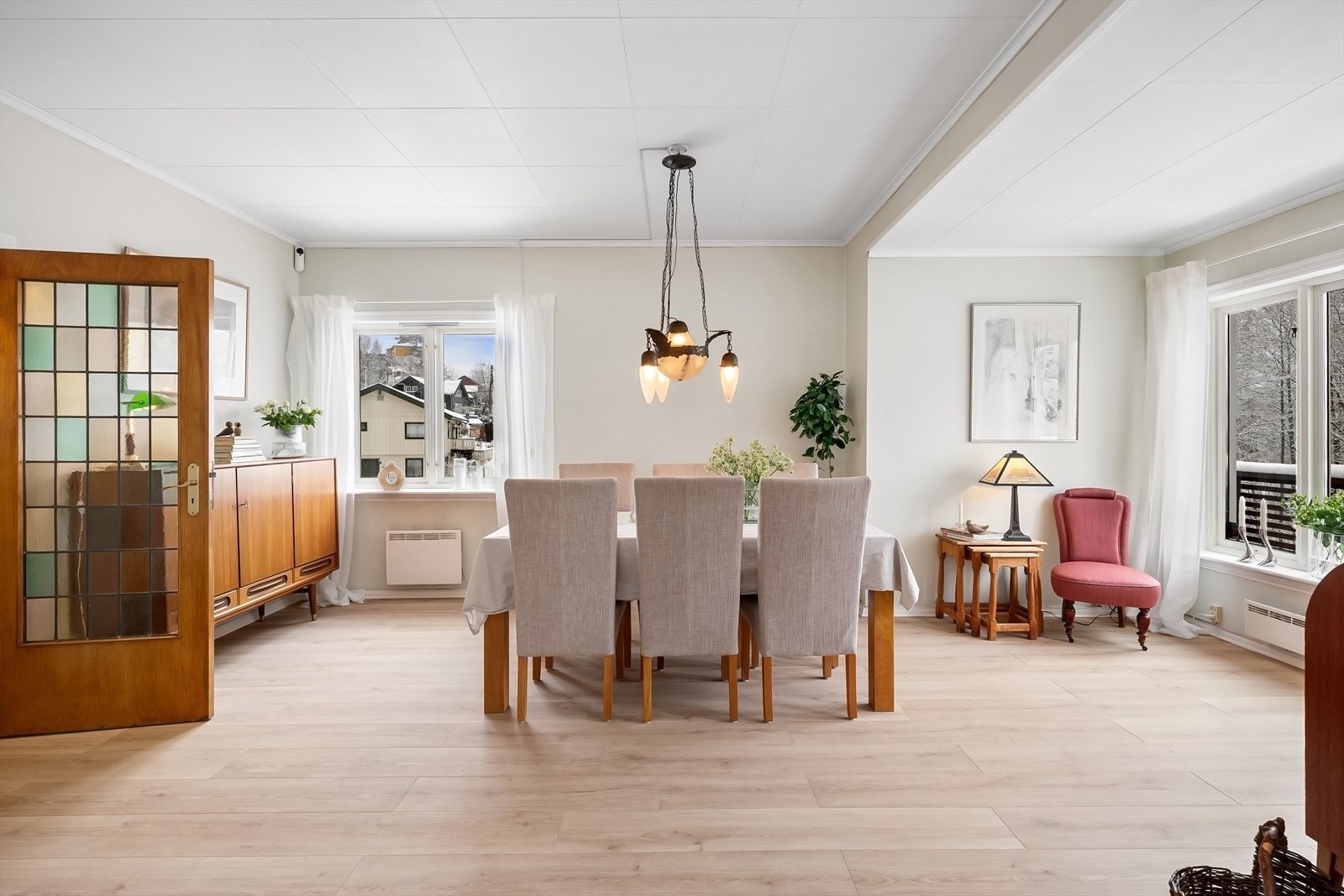 Spisestue med utgang til terrasse Galleribilde