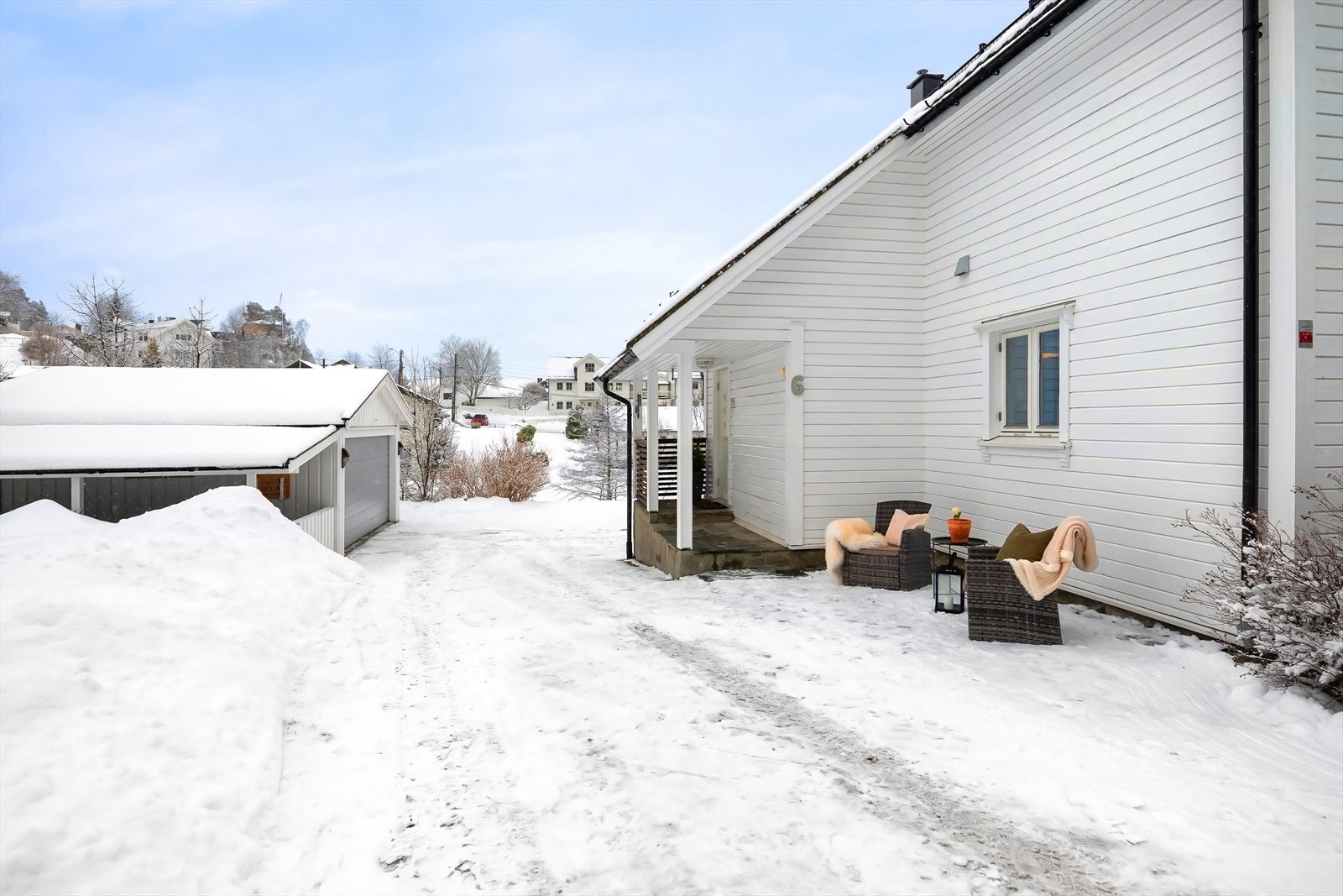 Gårdsplass og inngangsparti Galleribilde