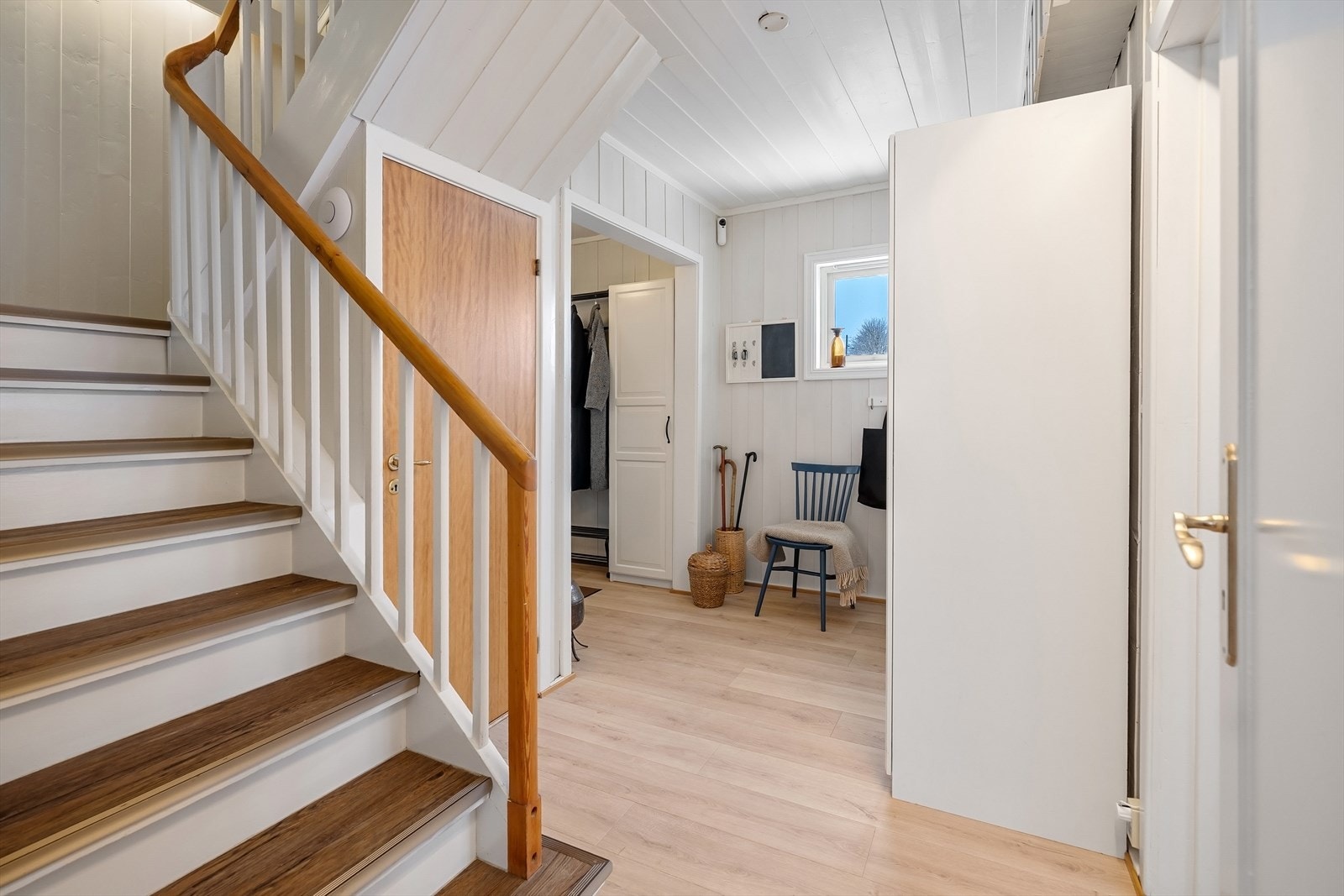 Hall/gang/trapperom i første etasje Galleribilde