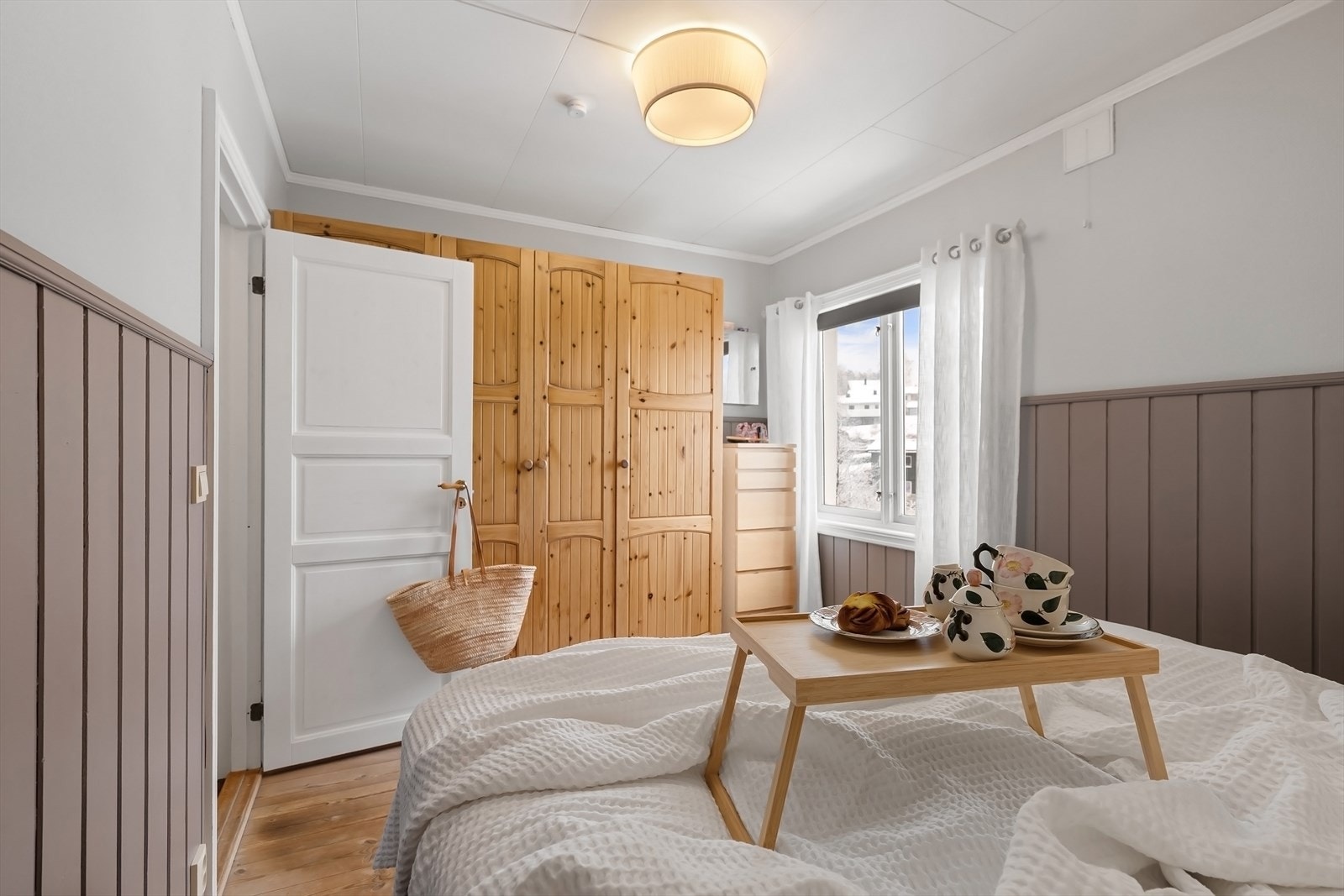 Soverom med garderobeskap Galleribilde