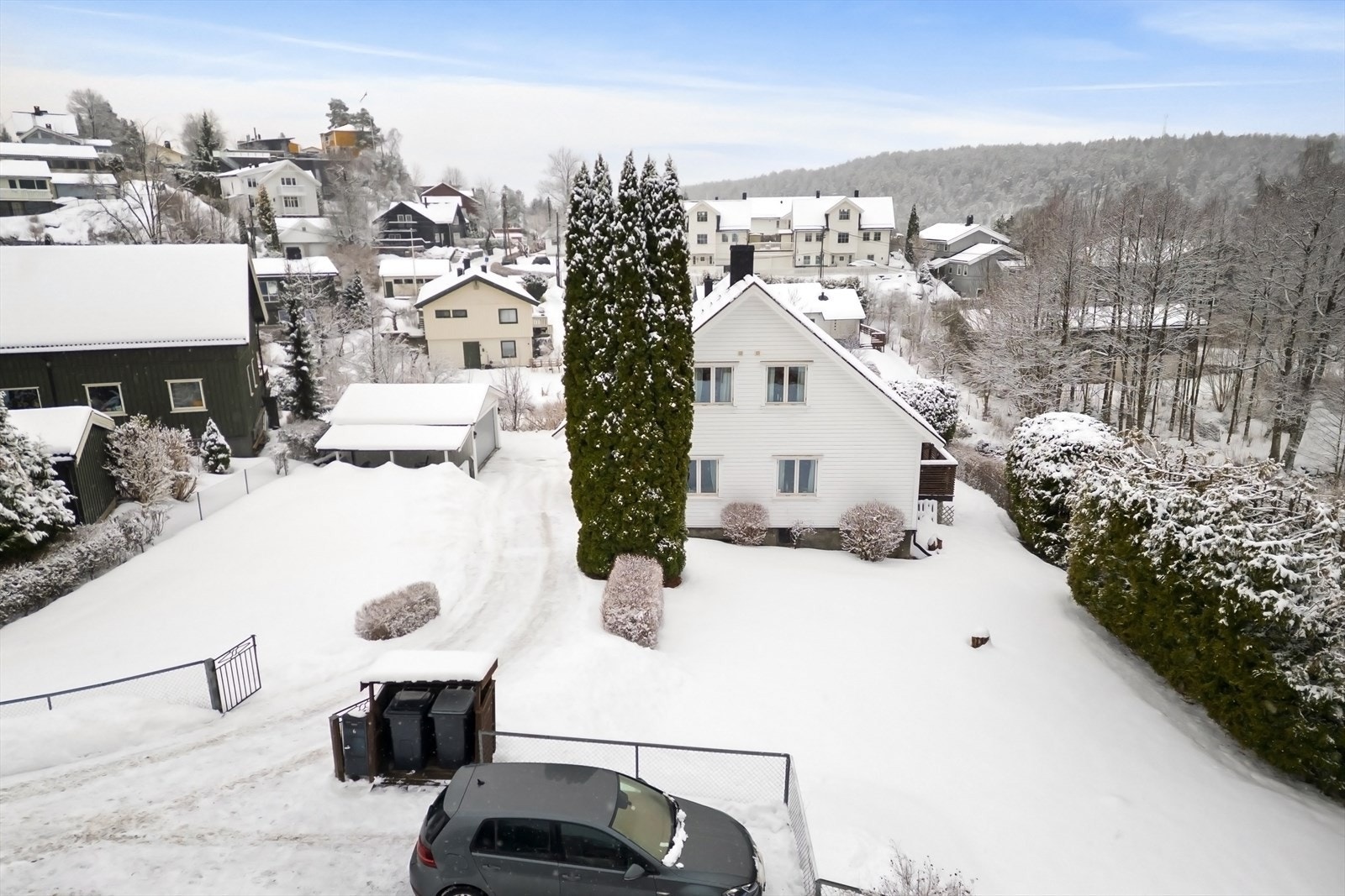 Enebolig med stor hage Galleribilde