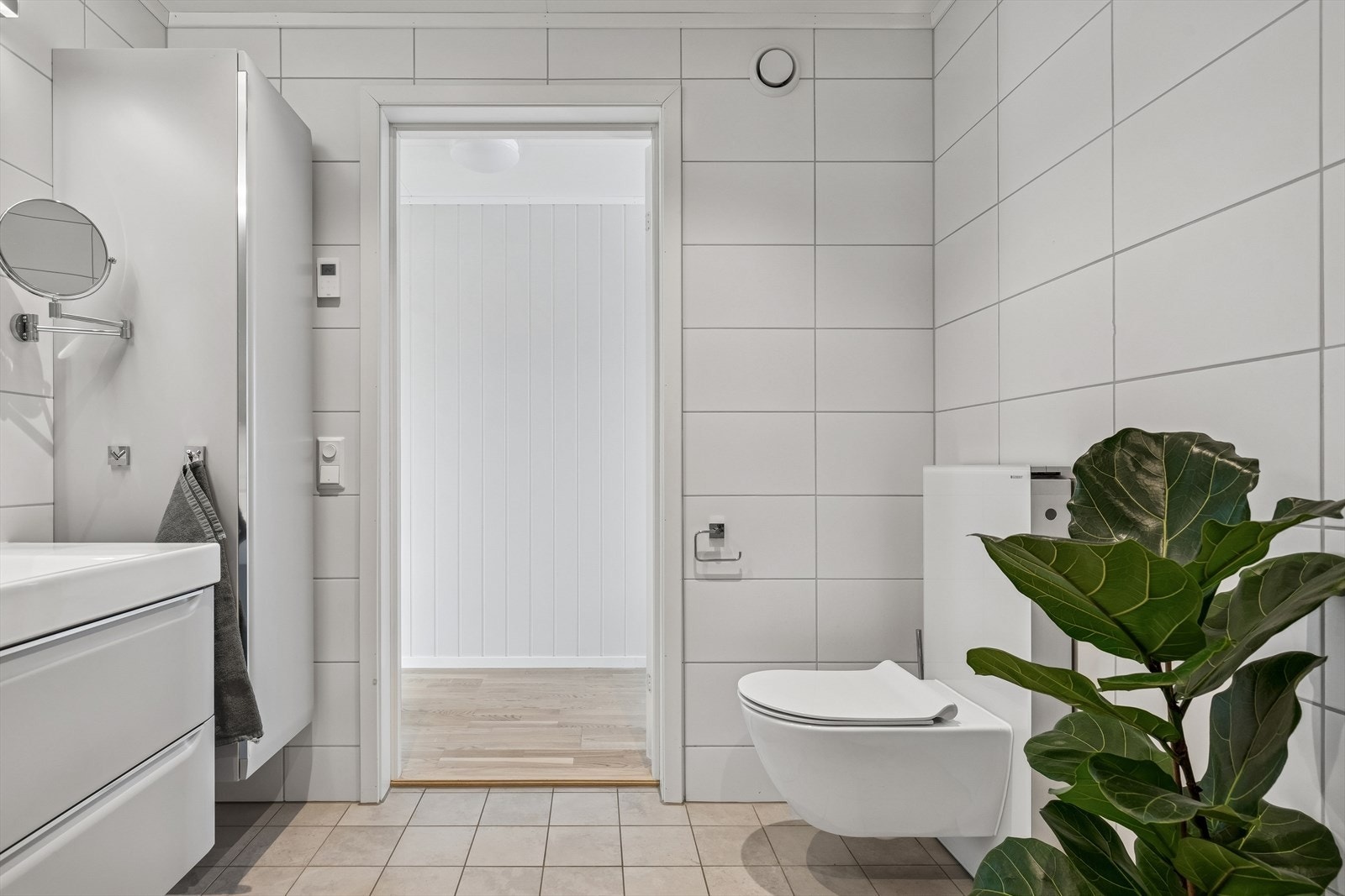 Badet har vannbåren varme i gulvet. Galleribilde