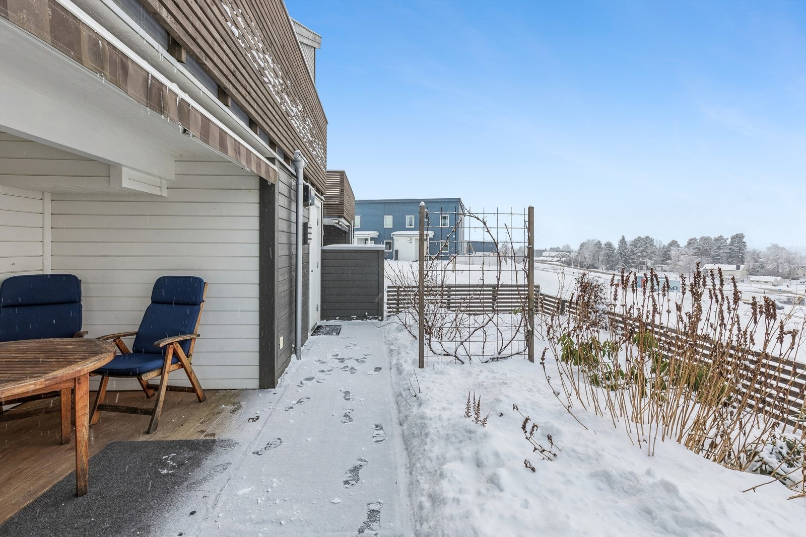 Terrasse utenfor stuen. Her kommer du deg enkelt inn i den isolerte boden og videre til garasje via døren i enden. Galleribilde
