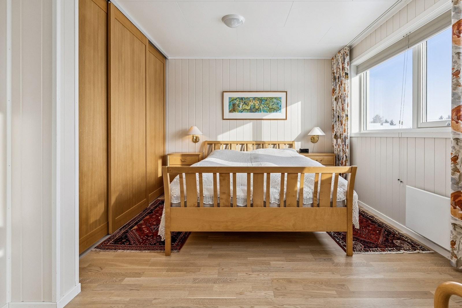 Flott hovedsoverom med Langlo skyvedørsgarderobe. Galleribilde