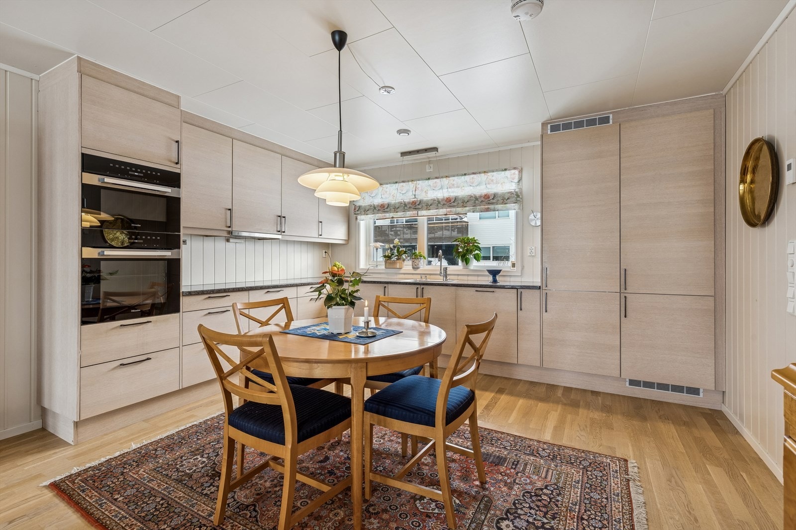 Vesentlig oppgradert og et meget innholdsrikt kjøkken. Eier har valgt eksklusiv hel-integrert hvitevarepakke fra Miele. Det er også valgt granitt benkeplate og takhøye skap. Kjøkkenet gir et meget godt helhetsinntrykk og er levert fra Sigdal. Galleribilde