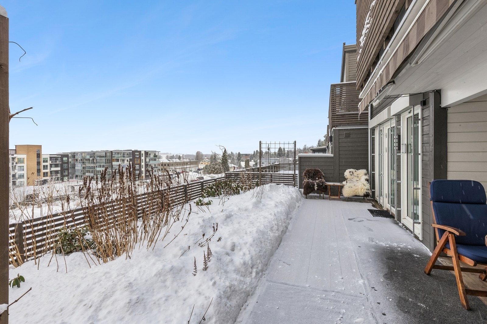 Terrasse ligger solrikt mot vest - så her vil man oppleve mange fine soltimer og solnedganger Galleribilde