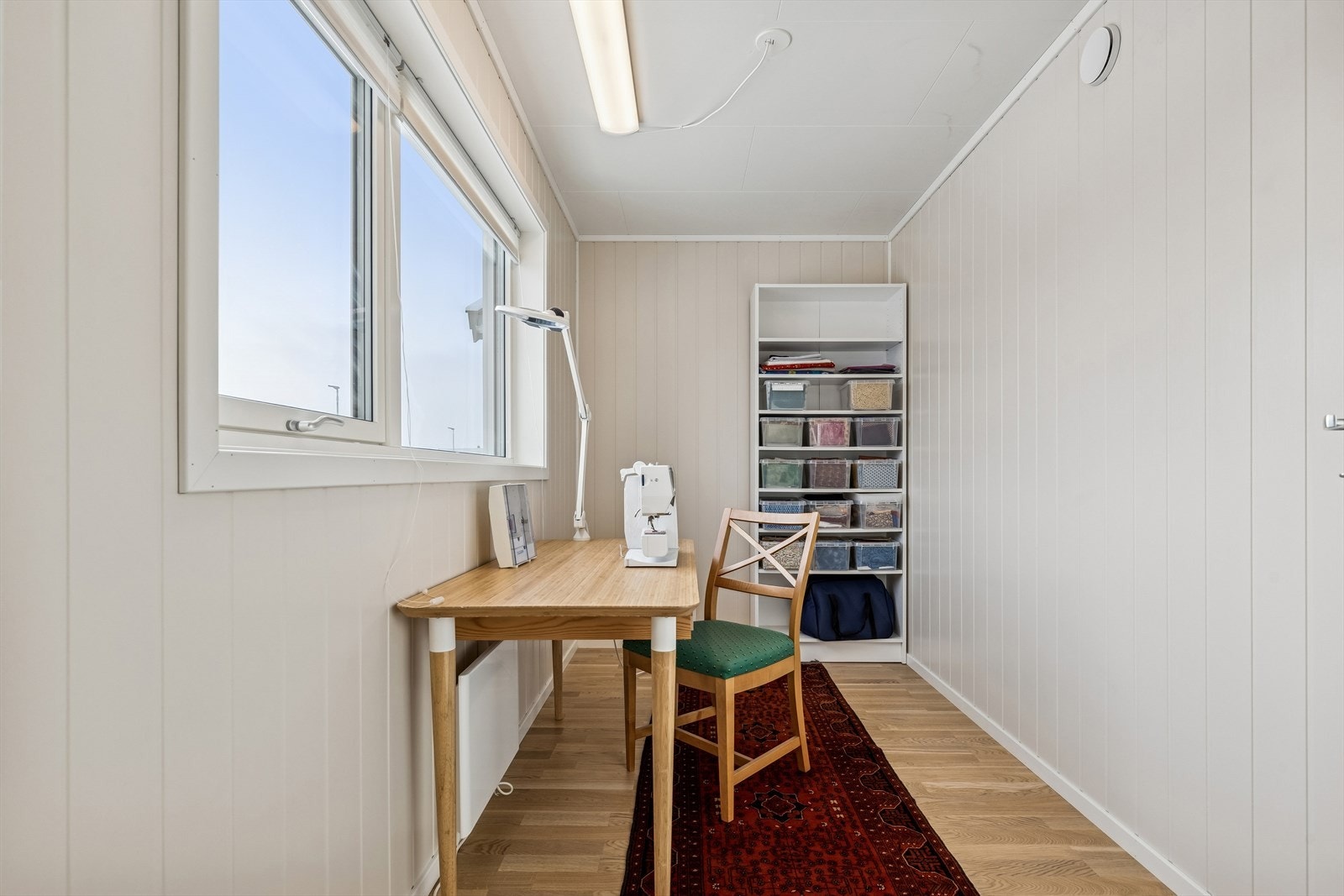 Soverom 2 - eier har brukt dette rommet til kombinert garderobe og arbeidsrom. Det egner seg utmerket til et ekstra soverom også. Galleribilde