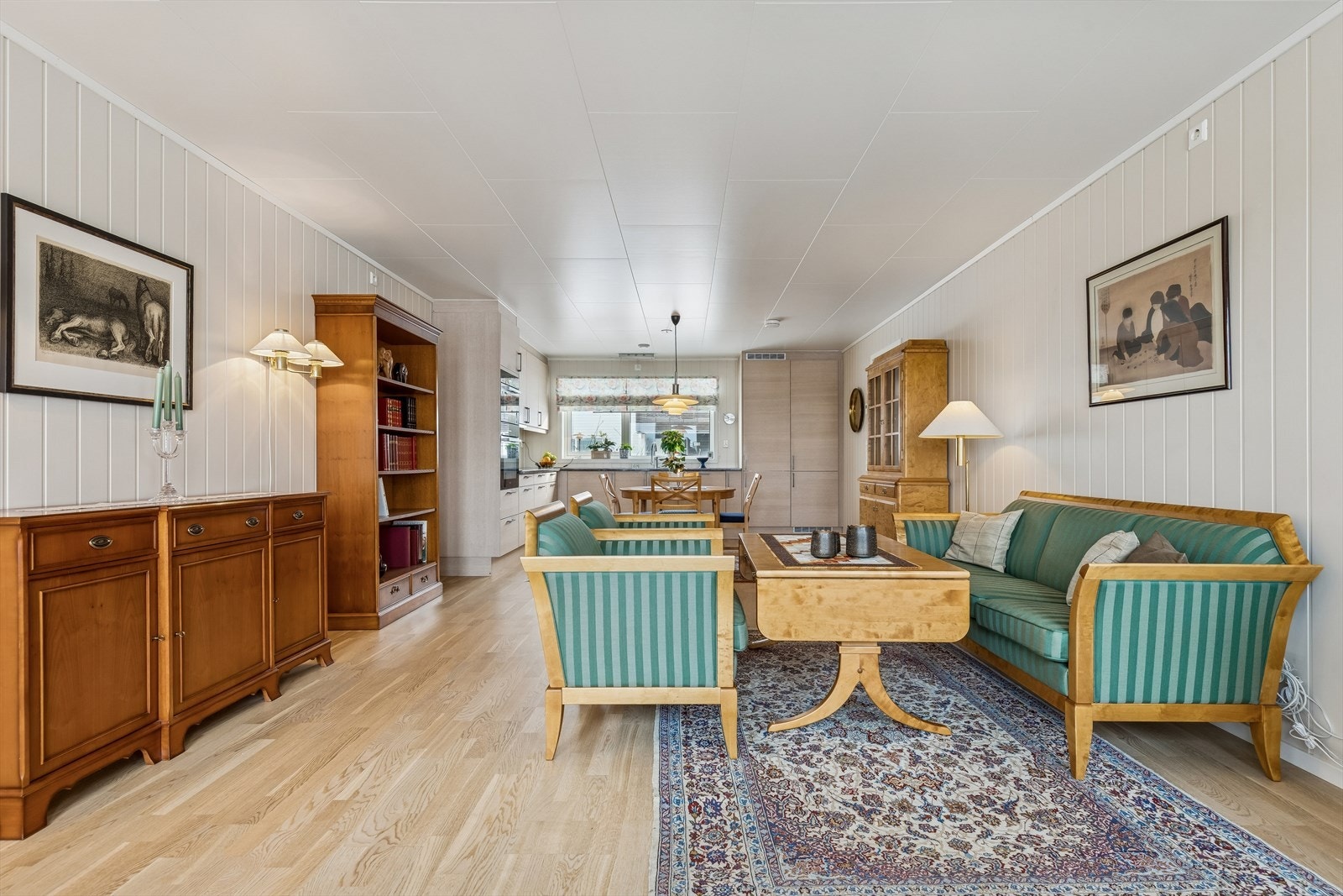 Den åpne løsningen mellom stue og kjøkken skaper en luftig og sosial sone. Galleribilde