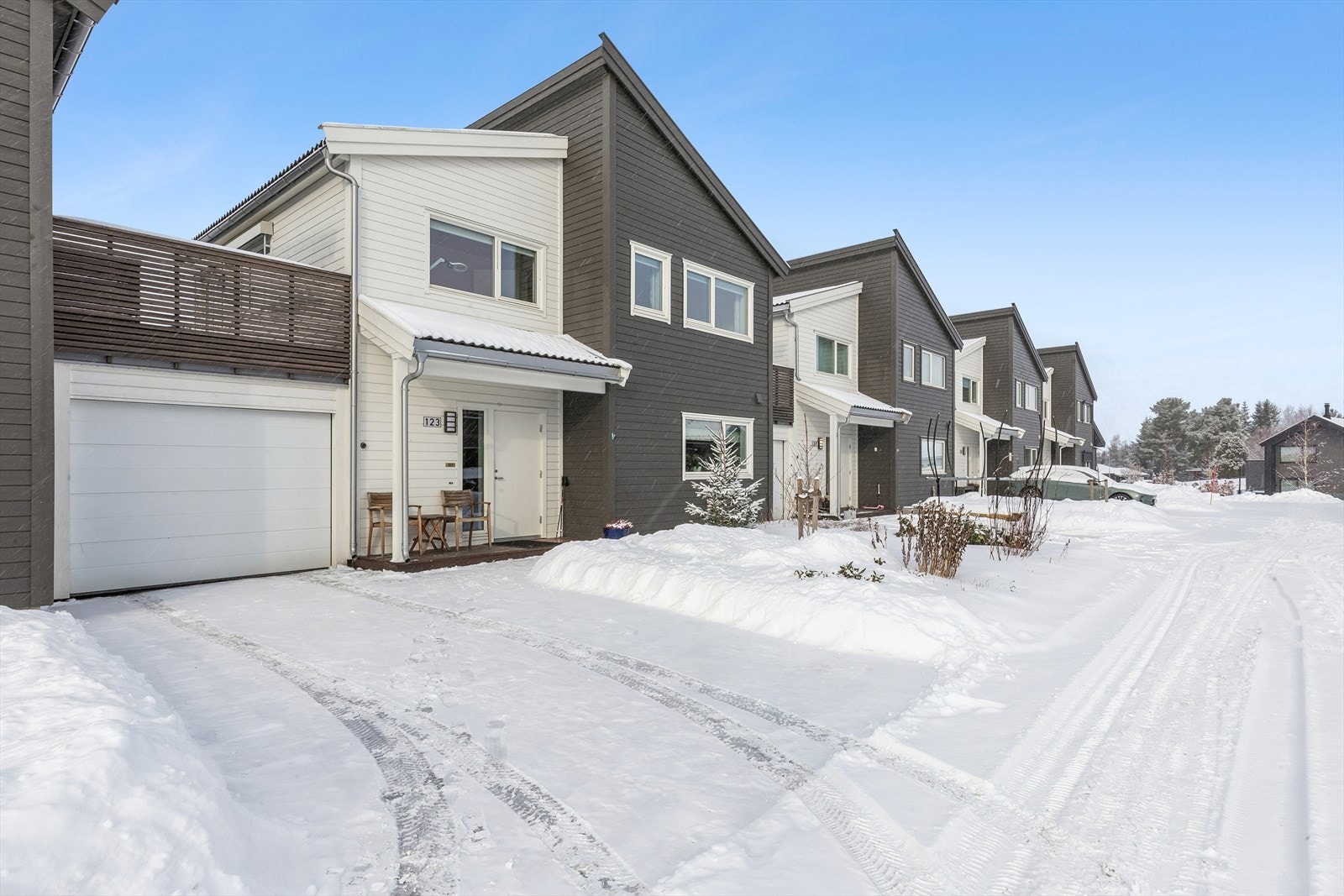 Moderne enebolig i kjede fra 2020 med integrert garasje, klargjort med elbillader. Galleribilde