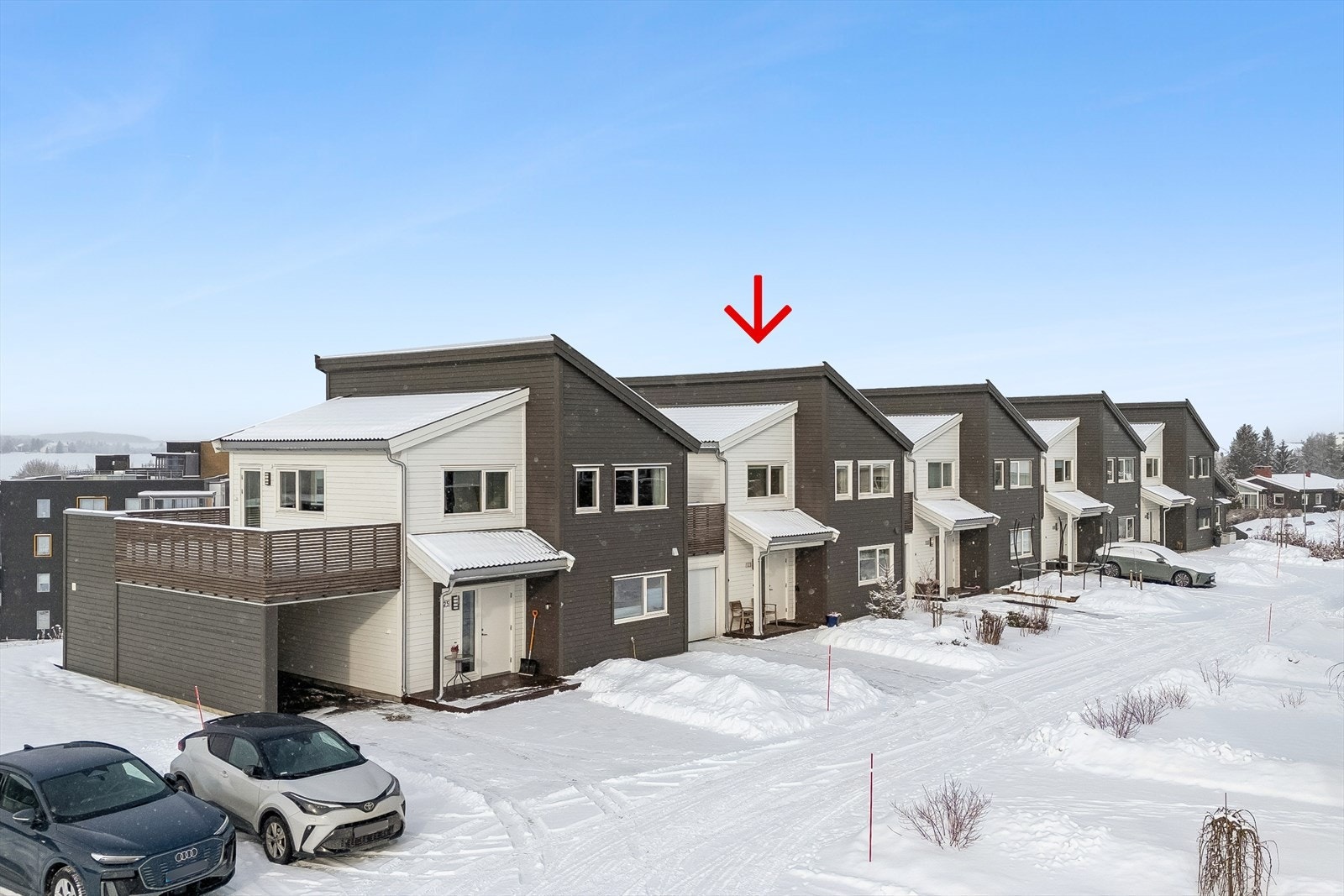 Hustypen Karma fra iBolig er en enebolig i kjede med garasje/carport mellom husene. Galleribilde