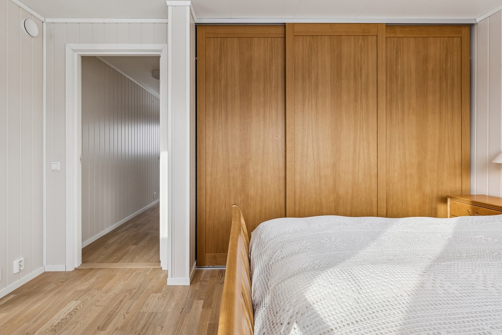 Soverom 1 har stor skyvedørsgarderobe med diverse innredning. Galleribilde