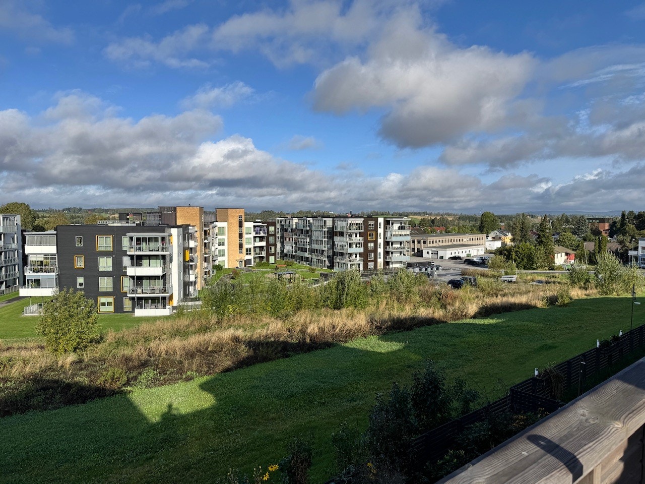 Utsikt fra takterrasse høst. Tomt i skråning ligger ute for salg - det må forventes bebyggelse i fremtiden (konsentrert småhusbebyggelse). Det kan gå få år men like sannsynlig kan det gå mange år til vi ser noe her. Galleribilde
