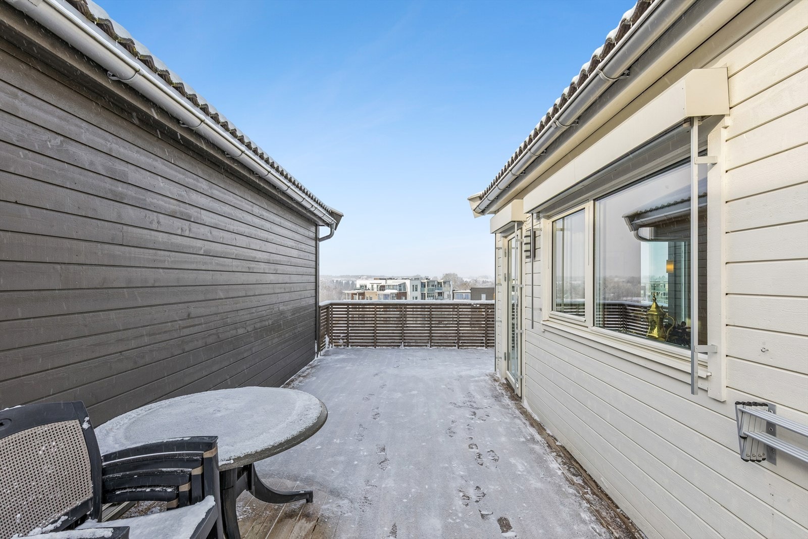 Terrassen er utstyrt med utebelysning og stikkontakt for ekstra funksjonalitet. Galleribilde