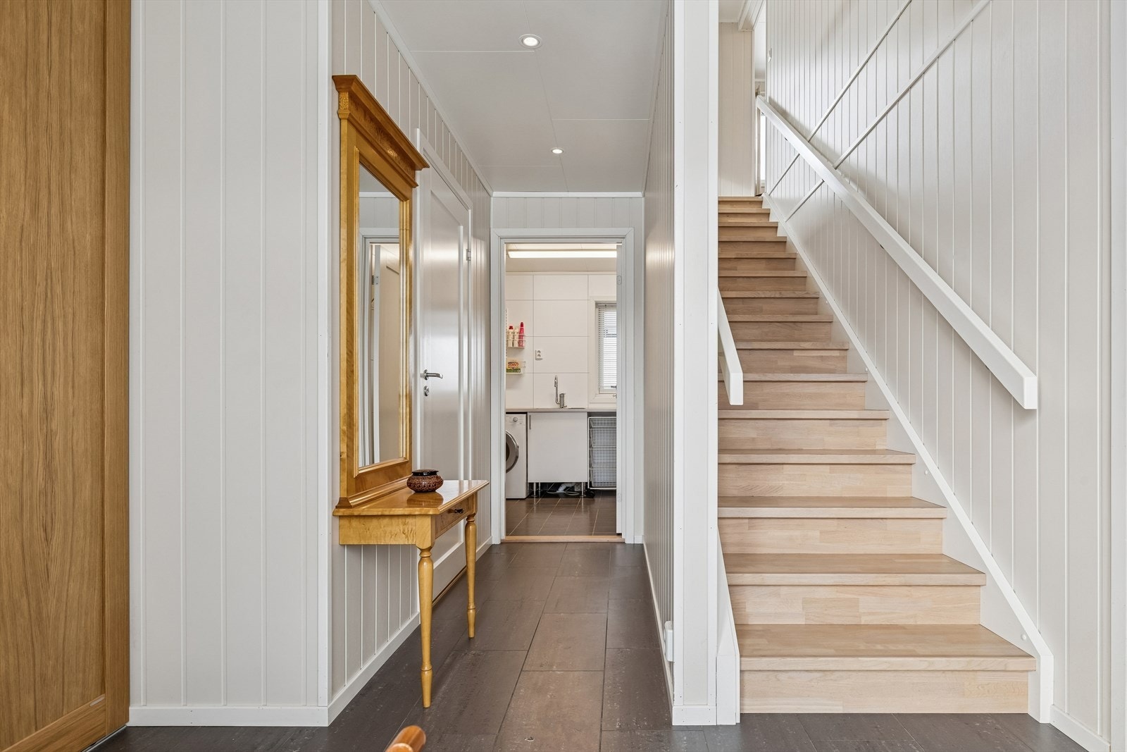 Fra gangen kommer du til et toalett og inn til et romslig vaskerom. Legg merke til flott heltre eik trapp til 2. etg. Galleribilde