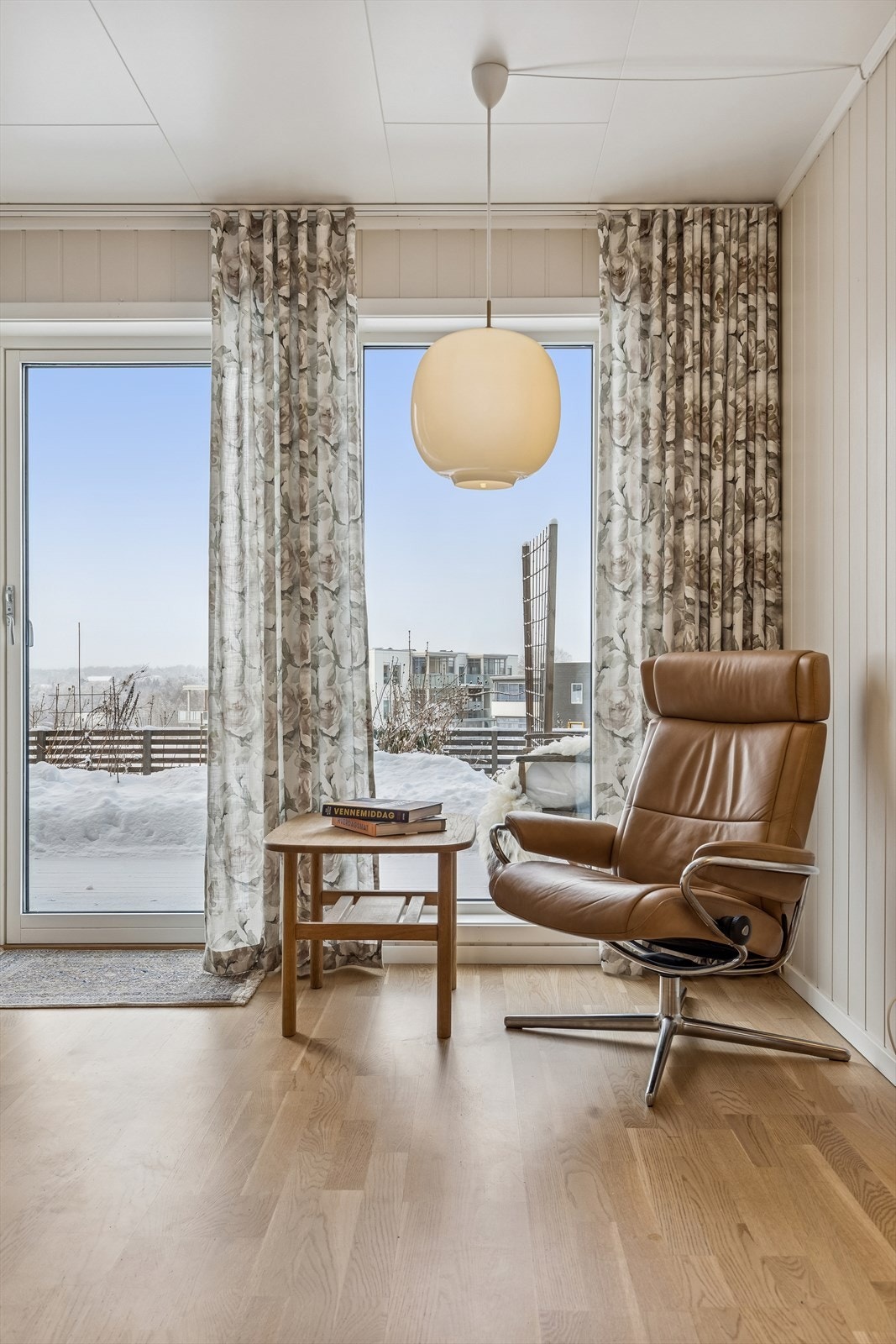 Store vindusflater i 3-lags glass og direkte utgang til den vestvendte terrassen. Galleribilde