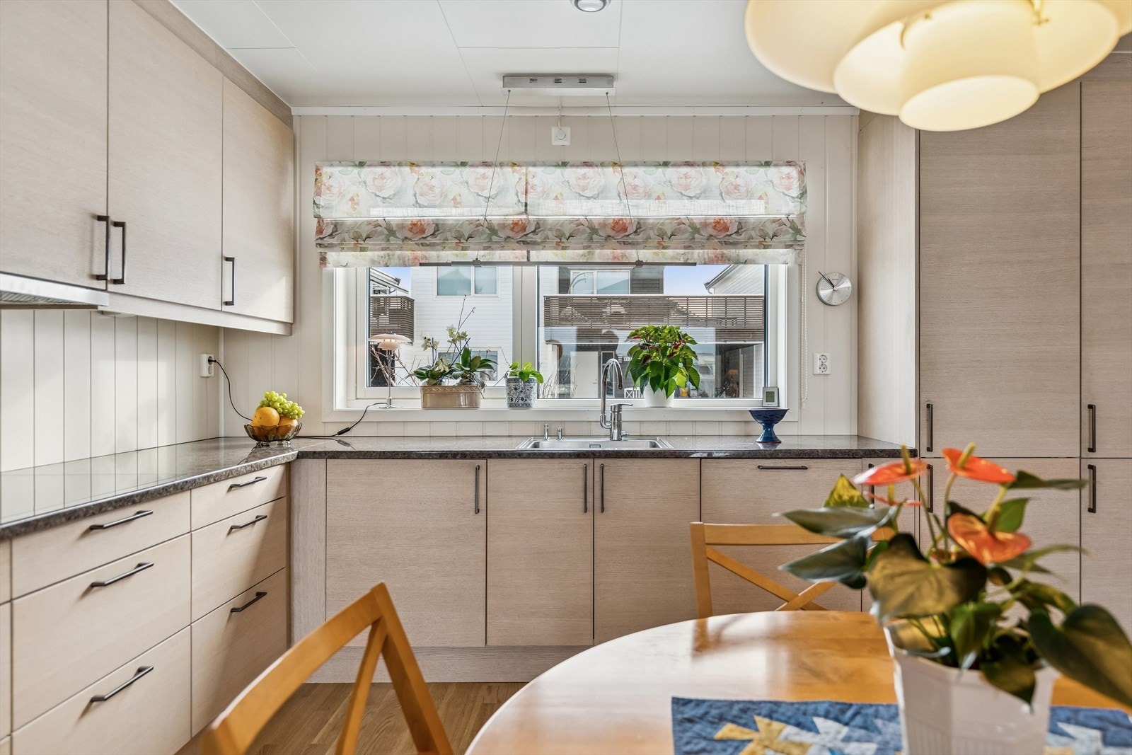 Miele induksjonstopp, oppvaskmaskin og kjøleskap. Oppgradering av kjøkkeninnredning over std leveranse kostet 230,000,- Galleribilde