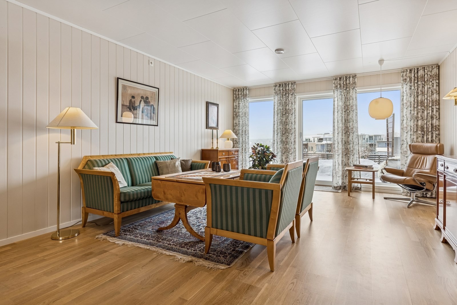 Stuen er romslig og lys med utgang til den vestvendte hagesiden med terrasse. Galleribilde