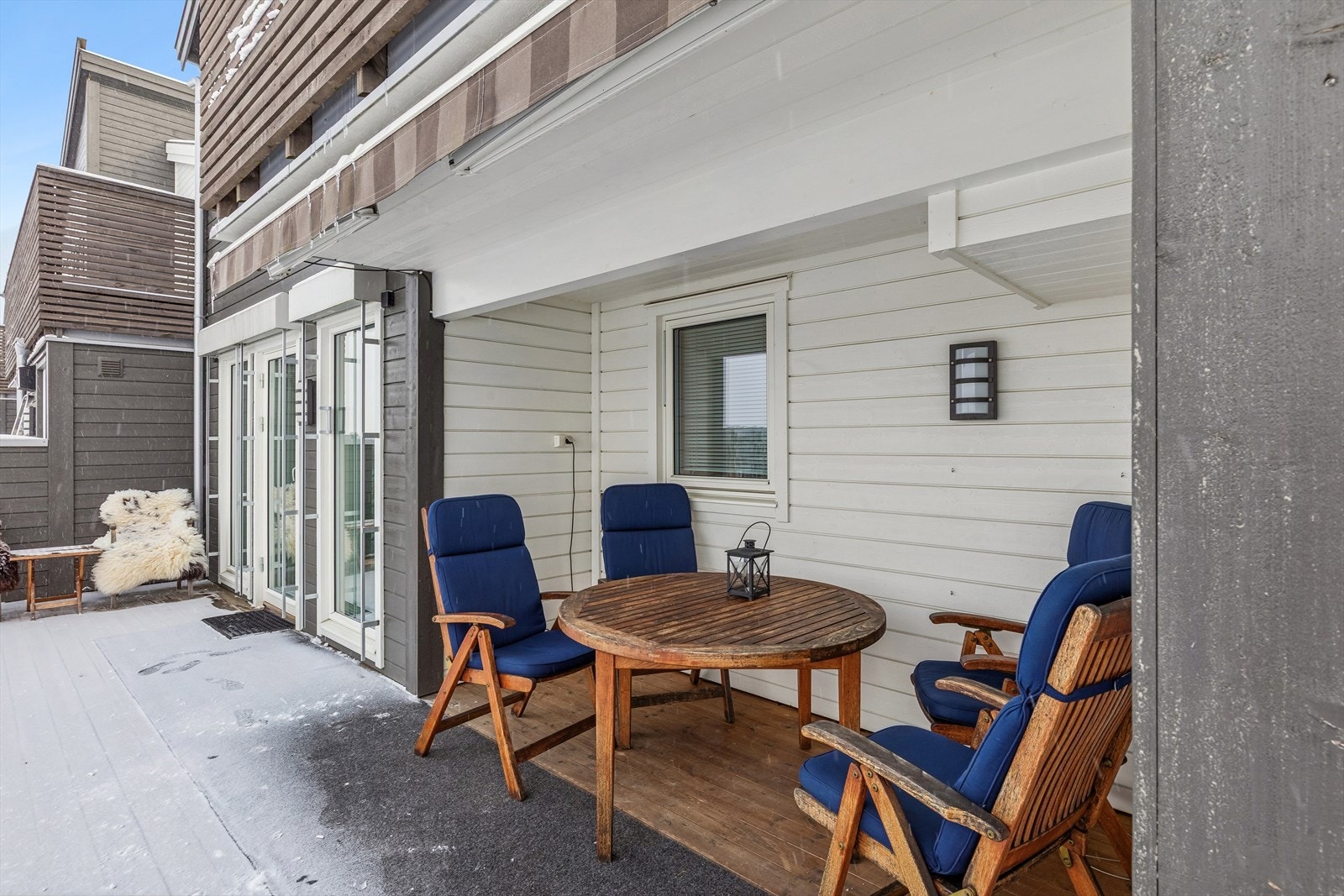 På terrassen er det montert stor elektrisk markise over sitteplass, samt at det er elektriske utv. persienner i stuevinduer og terrassedør. Galleribilde