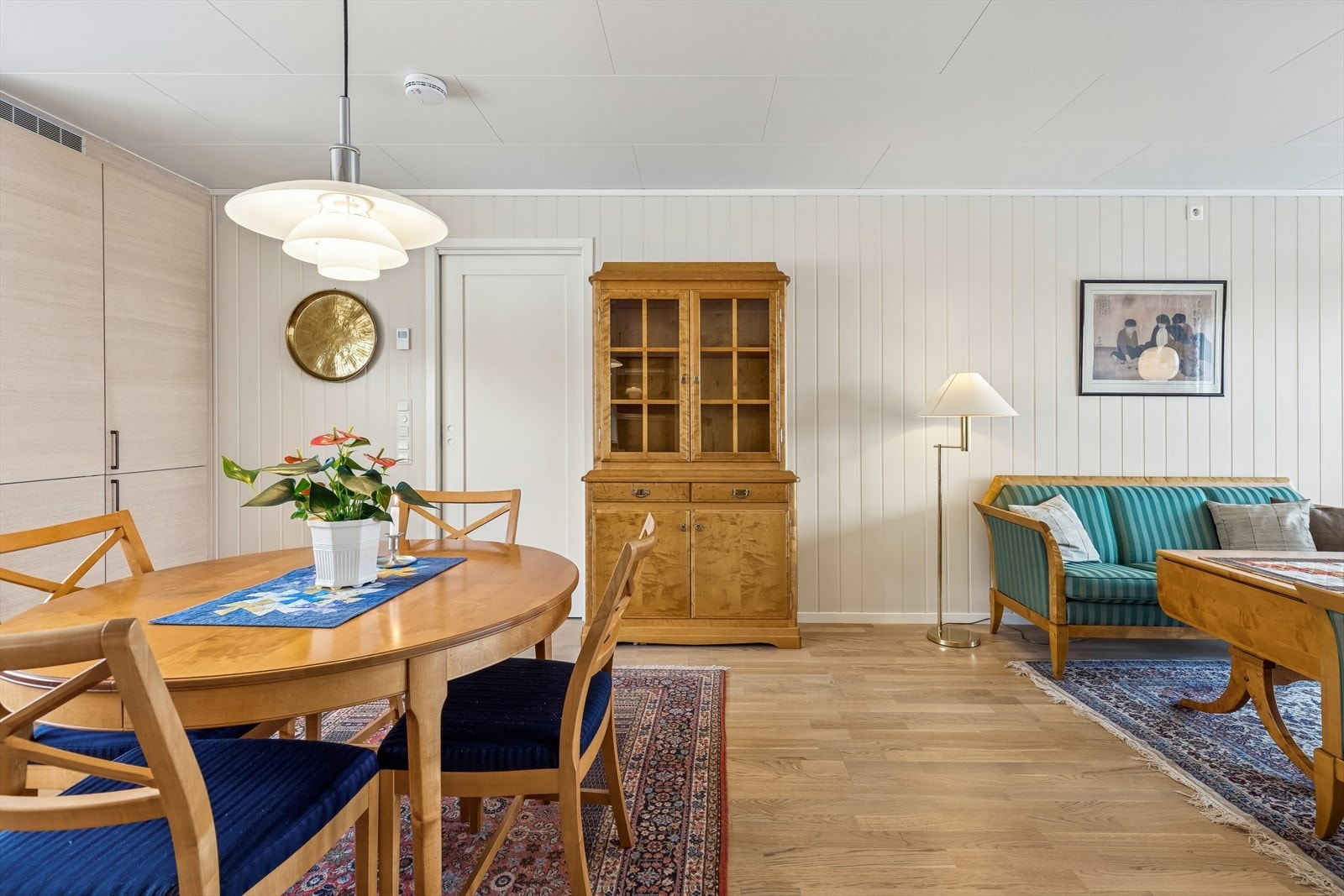 Stue - her er det lagt opp ekstra stikk og brytere for typisk lampestikk. Legg merke til skyvedør mellom entre og kjk/stue. Alle innedører er oppgradert til heltre ramme. Galleribilde