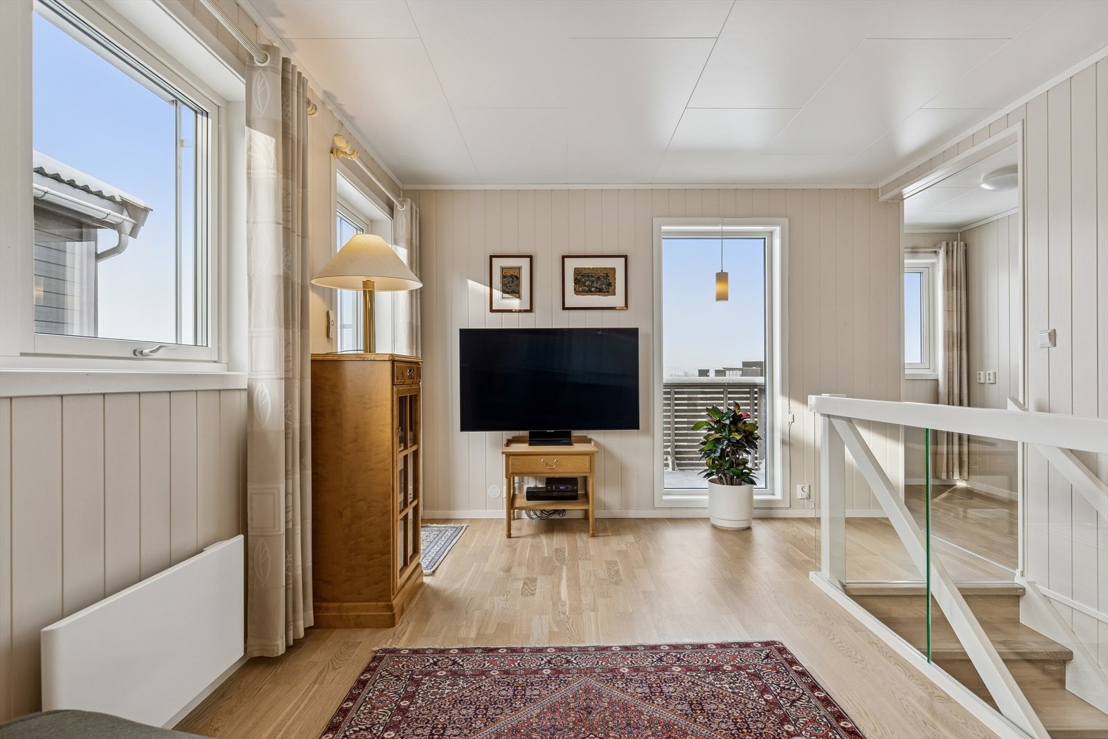 Loftstuen gir ekstra spillerom for familien, og kan fungere som TV-stue eller kontor. Galleribilde