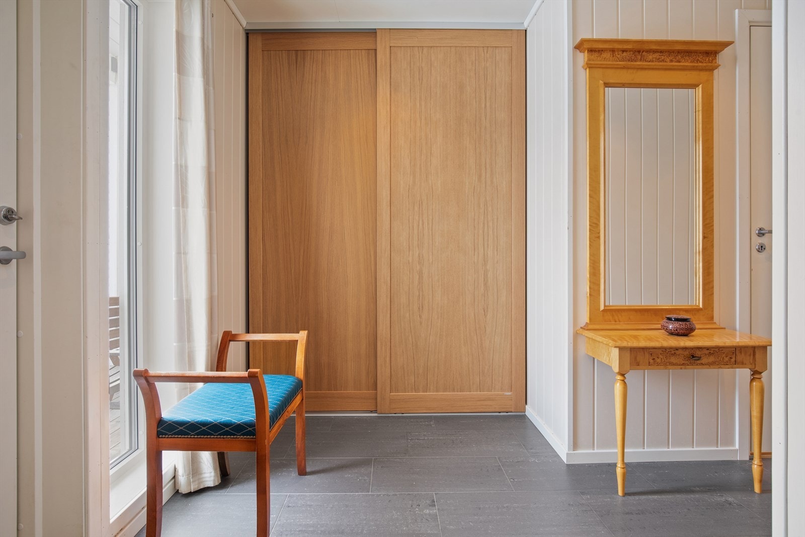 Du ønskes velkommen inn i en romslig og lys entre med flott skyvedørsgarderobe. Det er forøvrig vannbåren varme i alle gulv i 1. etg. Galleribilde