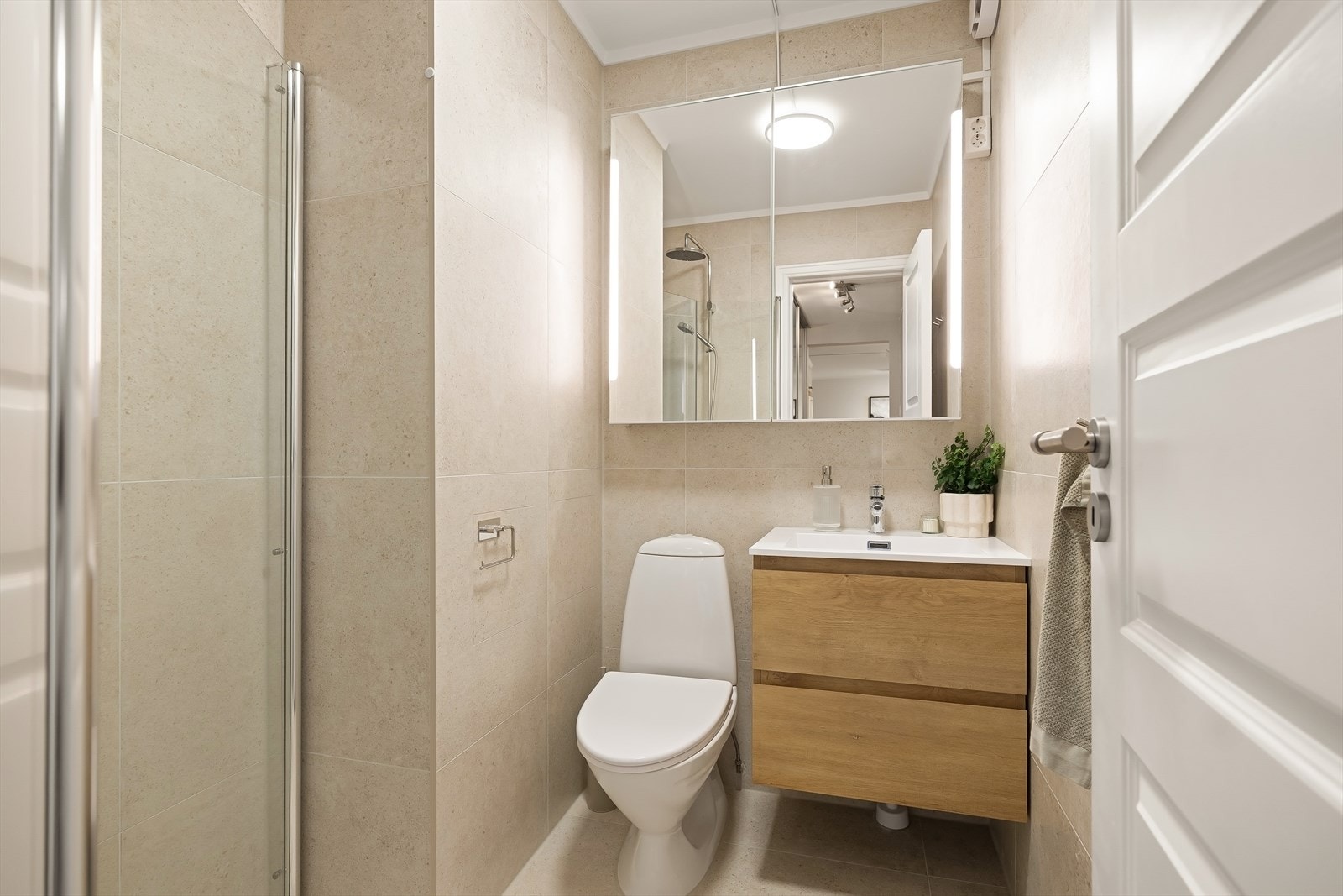 Fra bad 1.: Pent flislagt bad som er oppgradert og flislagt i 2026, med bl.a. regnfallsdusj Galleribilde