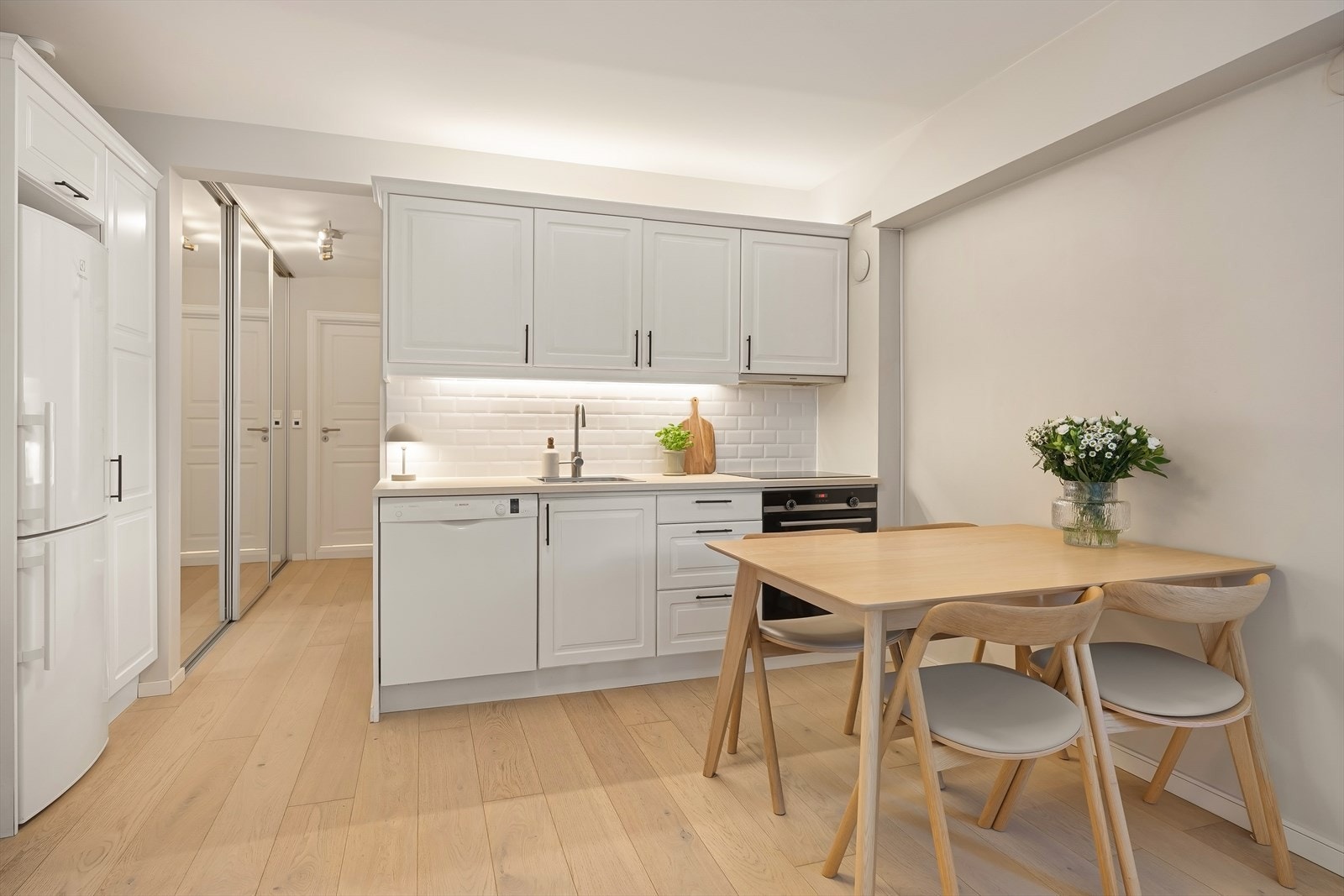 Moderne kjøkken med god skap-/benkeplass Galleribilde