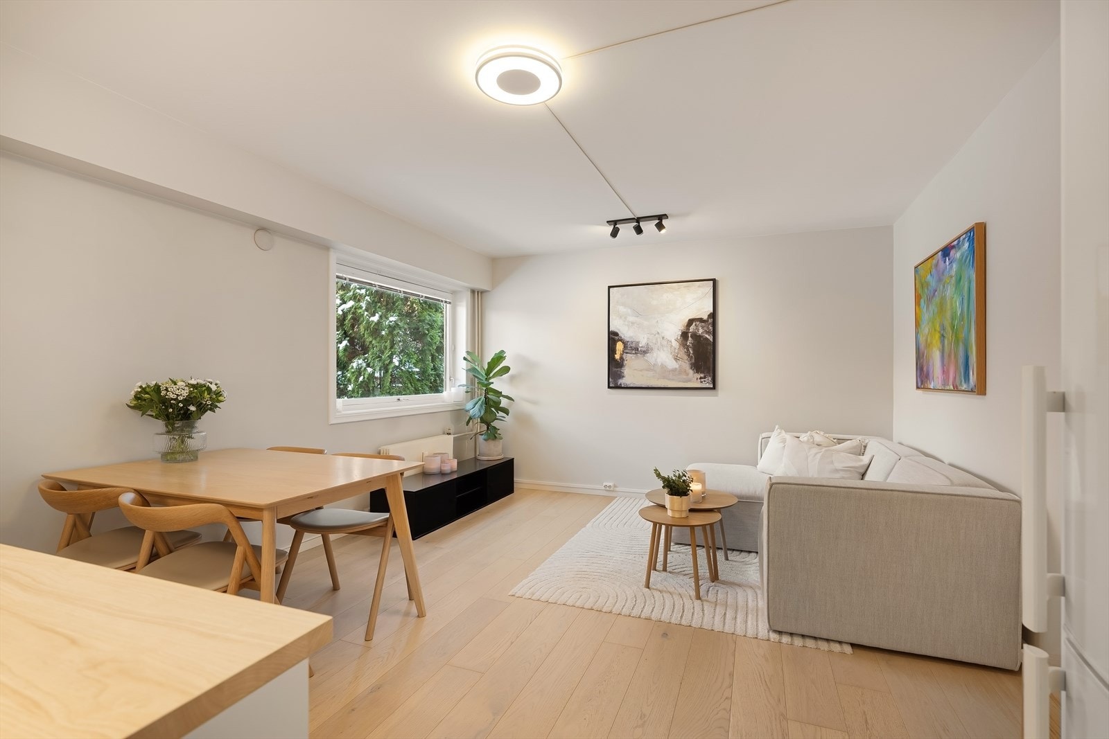 Leiligheten ligger mot vest ut mot fine felles hageareal Galleribilde