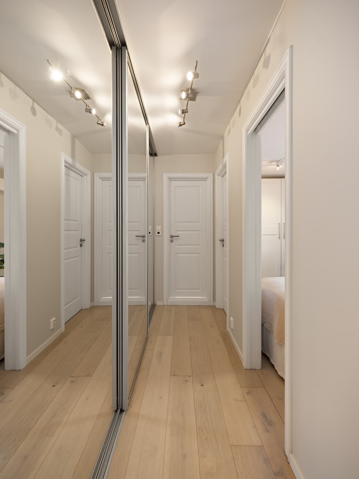 Meget romslig garderobeskap på 3,4 m med integrert PAX løsning Galleribilde