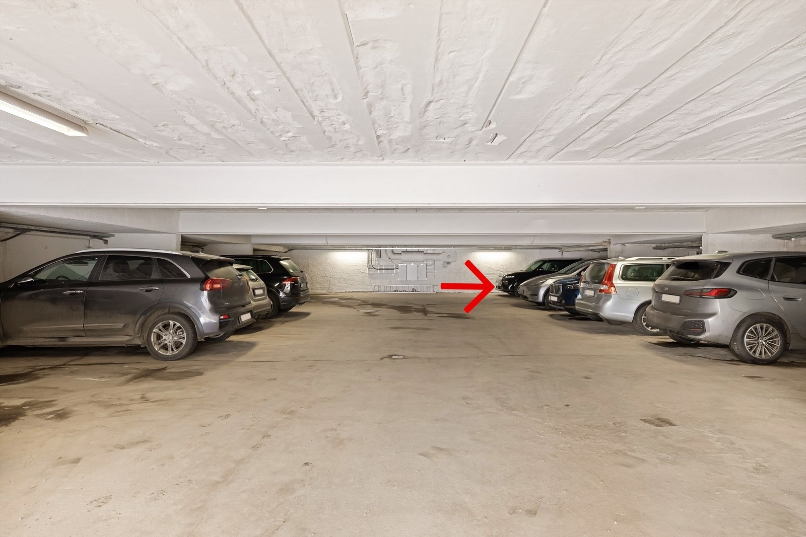 Garasjeplass i sameiet. Seksjonens biloppstillingsplass merket med pil (nummer 2 fra vegg). Strøm fremført til biloppstillingsplass, lader kan monteres. Galleribilde