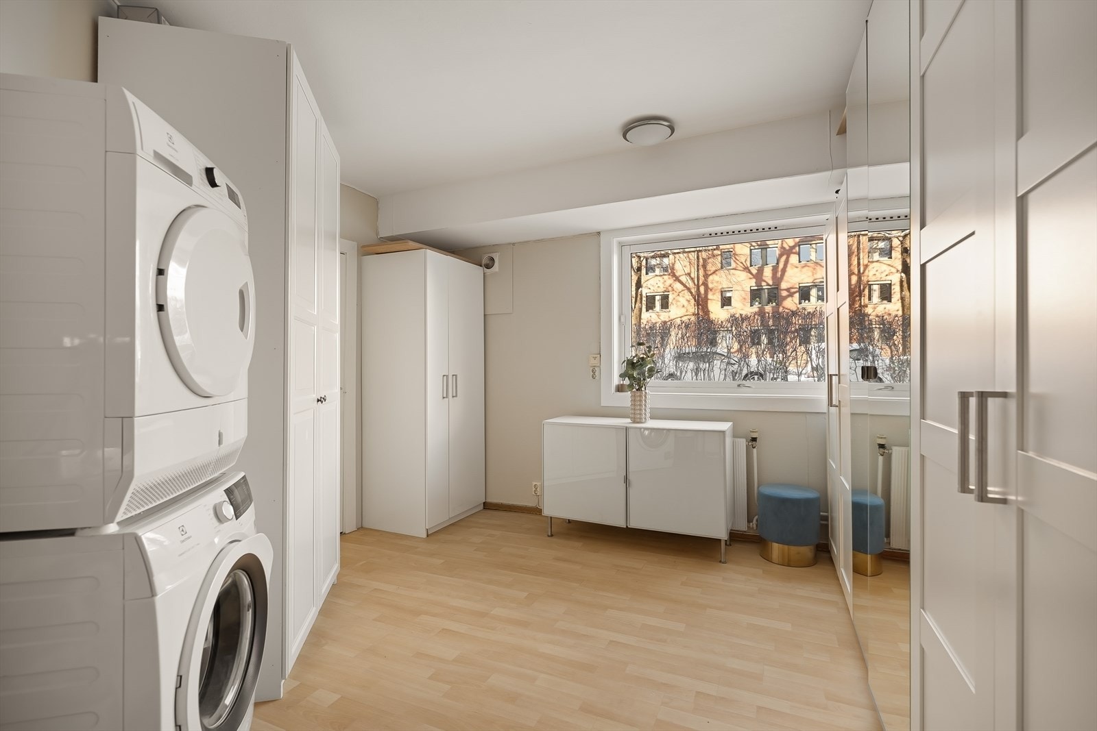 Leiligheten disponerer bod sammen med en annen seksjon. Vaskerom og tørketrommel deles med den andre seksjonen. Alternativt kan sameiets felles vaskerom benyttes. Galleribilde