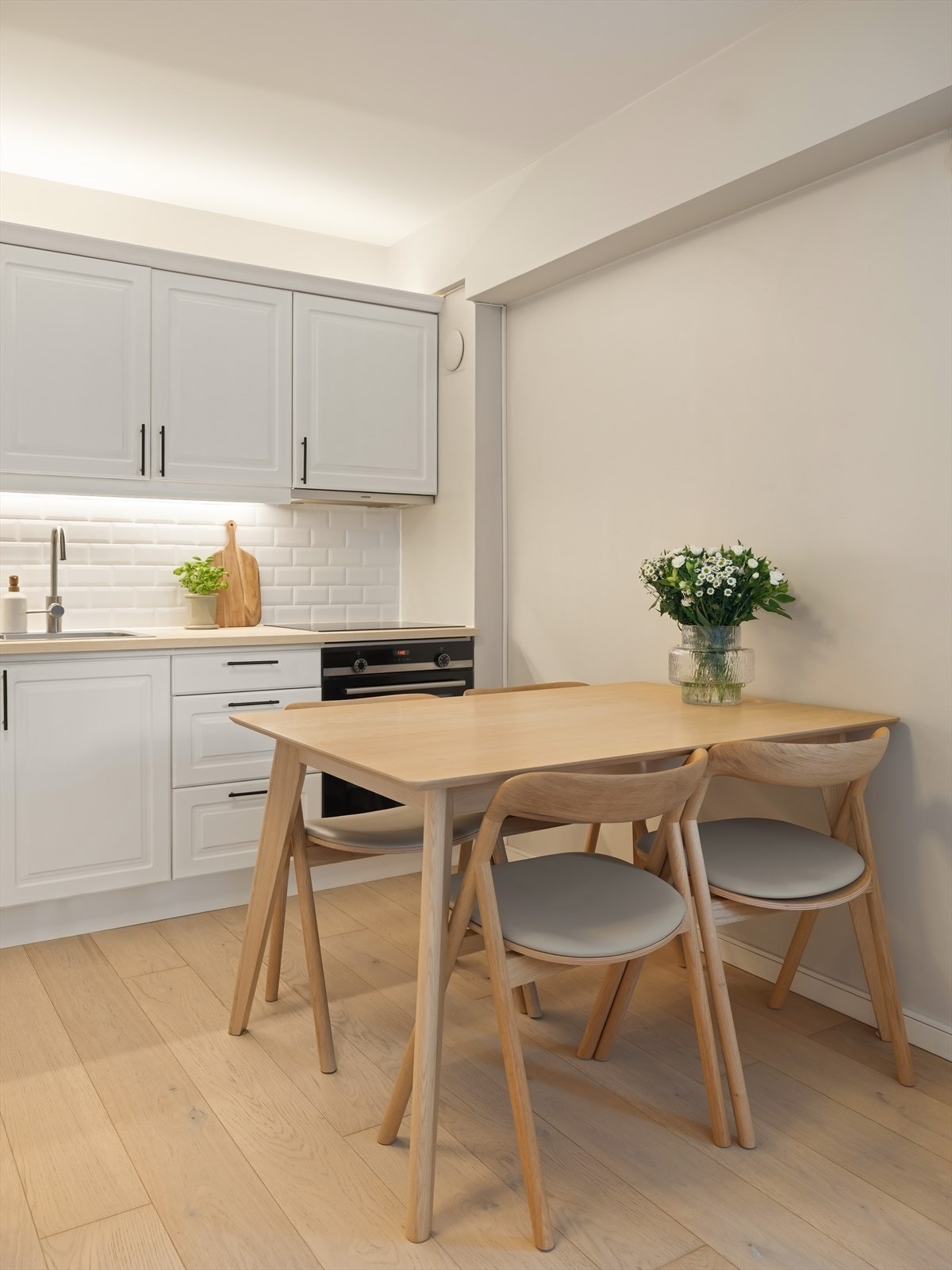 Fin spiseplass i tilknytning til kjøkkenet Galleribilde