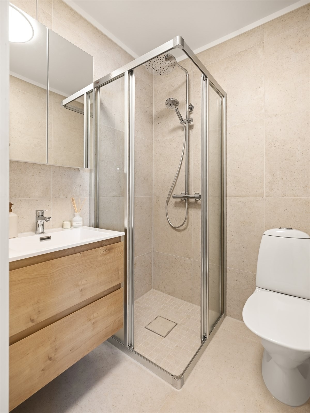 Fra bad 2: Pent flislagt bad som er oppgradert og flislagt i 2026 Galleribilde