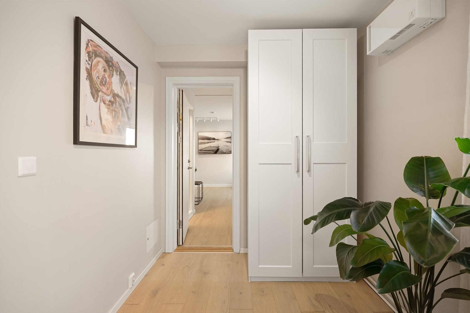 Fra hovedsoverommet med dør inn til soverom 2. Ved utleie stenges denne døren av og dekkes med garderobeskap. Galleribilde