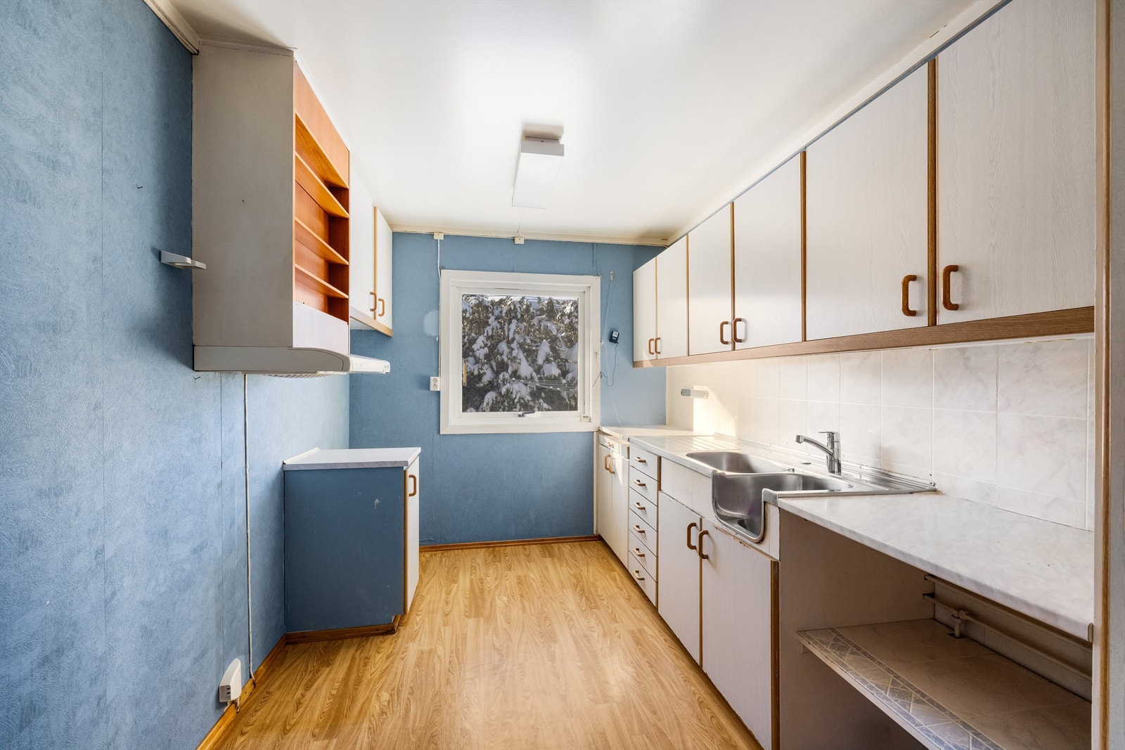 Kjøkkenet har innredning med slette fronter og benkeplater i laminat. Galleribilde