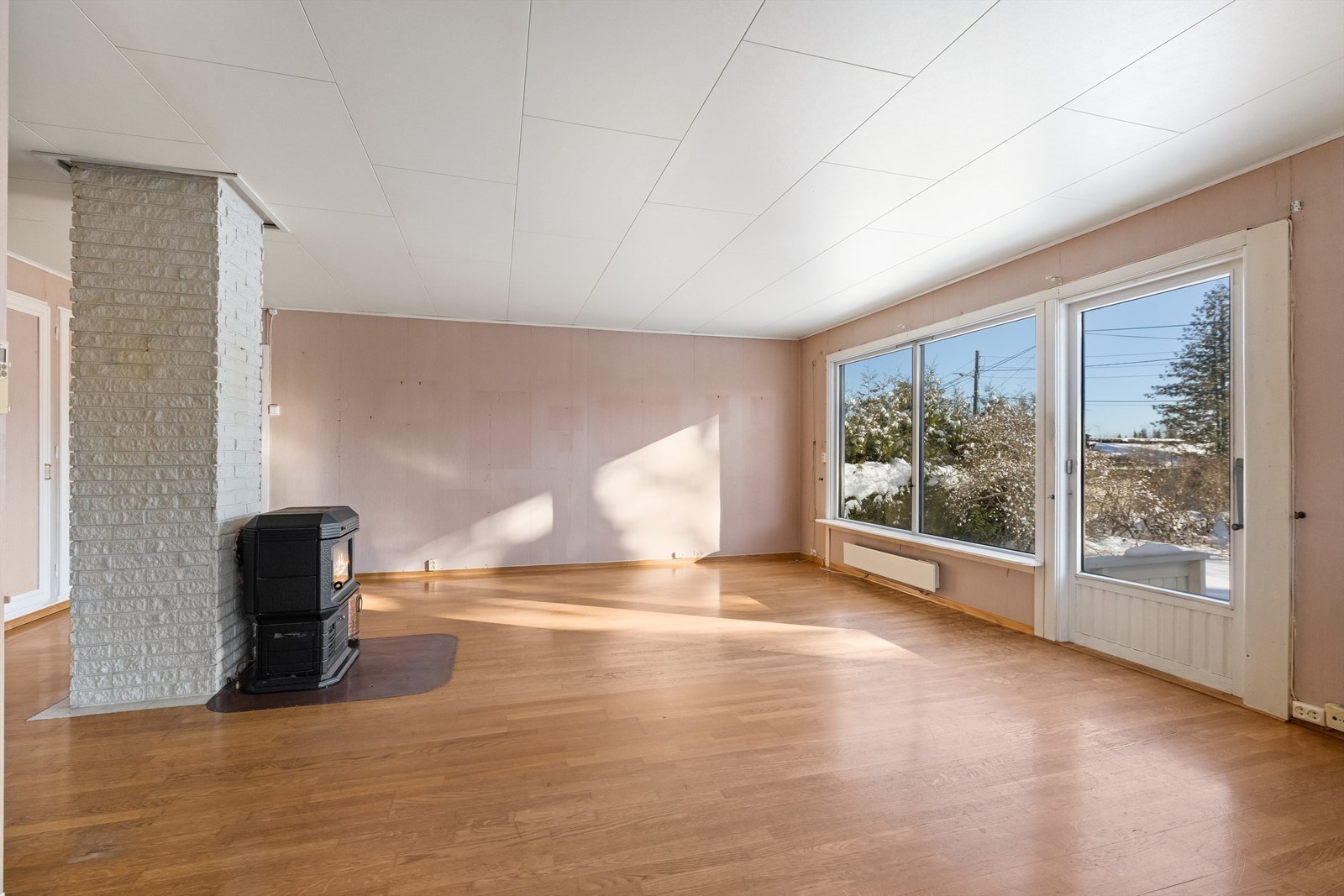 Fra stuen er det utgang til en sørvendt terrasse på 15 m². Galleribilde